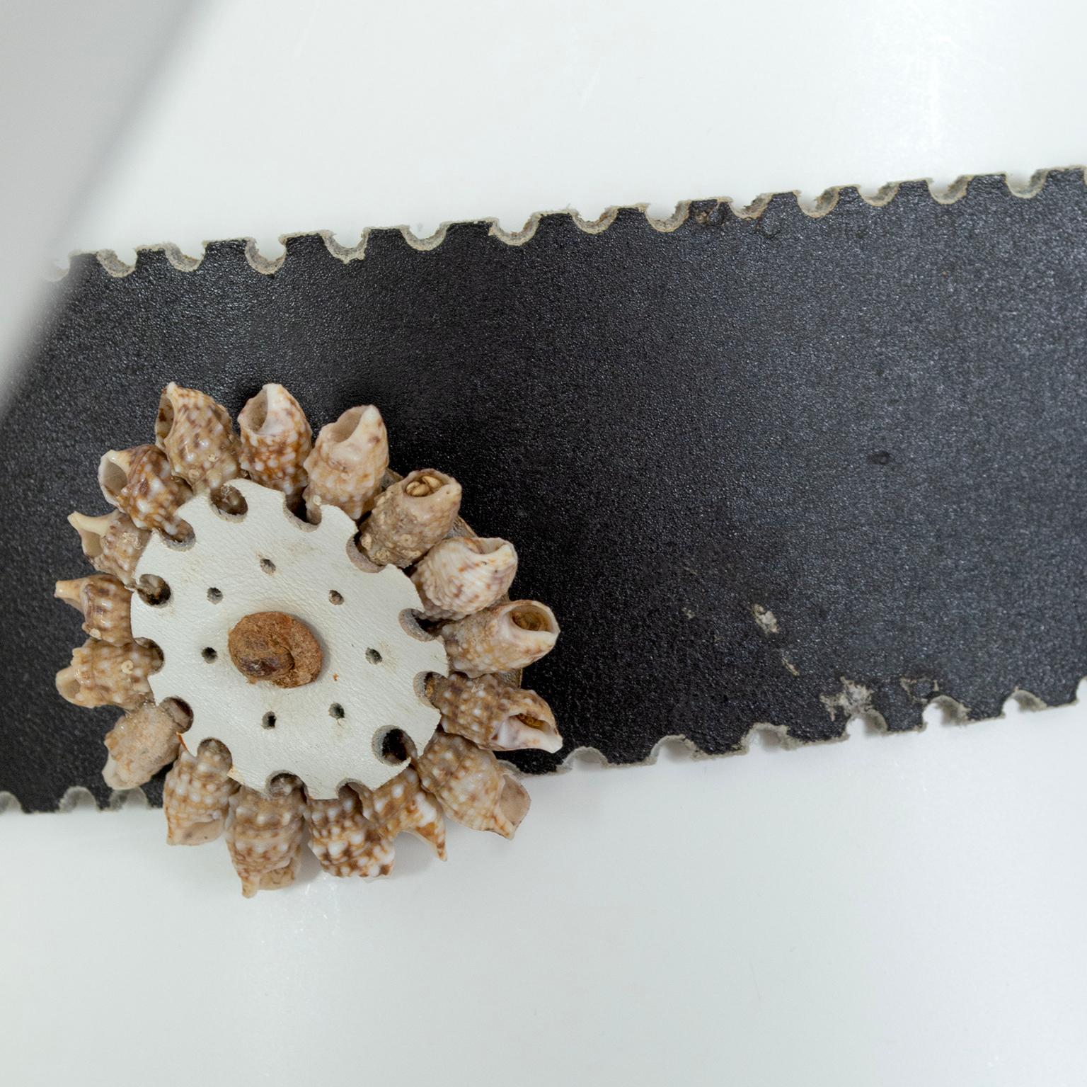 Laser Cut Black-Brown Leather Boho Seashell Medallion Novelty Belt – S-M, 1970s For Sale 4