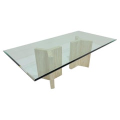 Table de salle à manger avec plateau en verre taillé au laser et The Pedestal en travertin