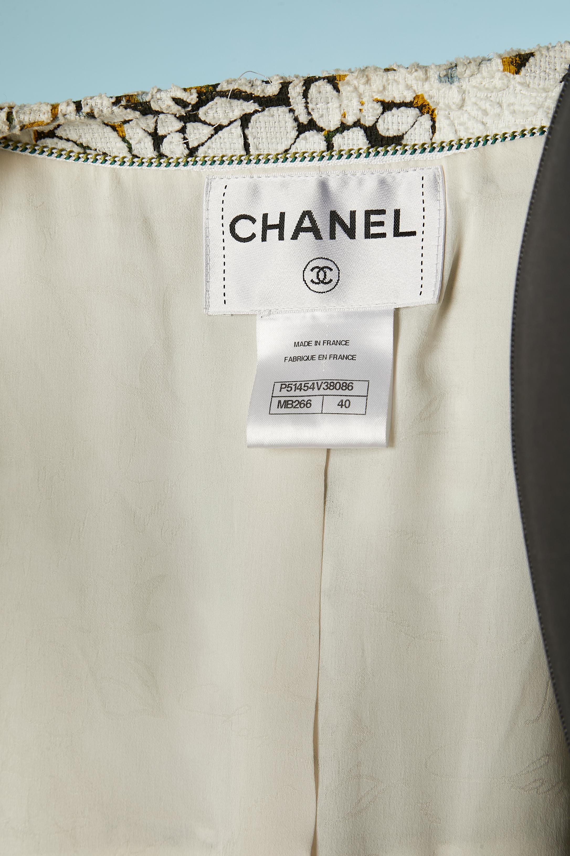 Veste d'été en coton blanc découpé au laser et orné de fleurs Chanel  en vente 2