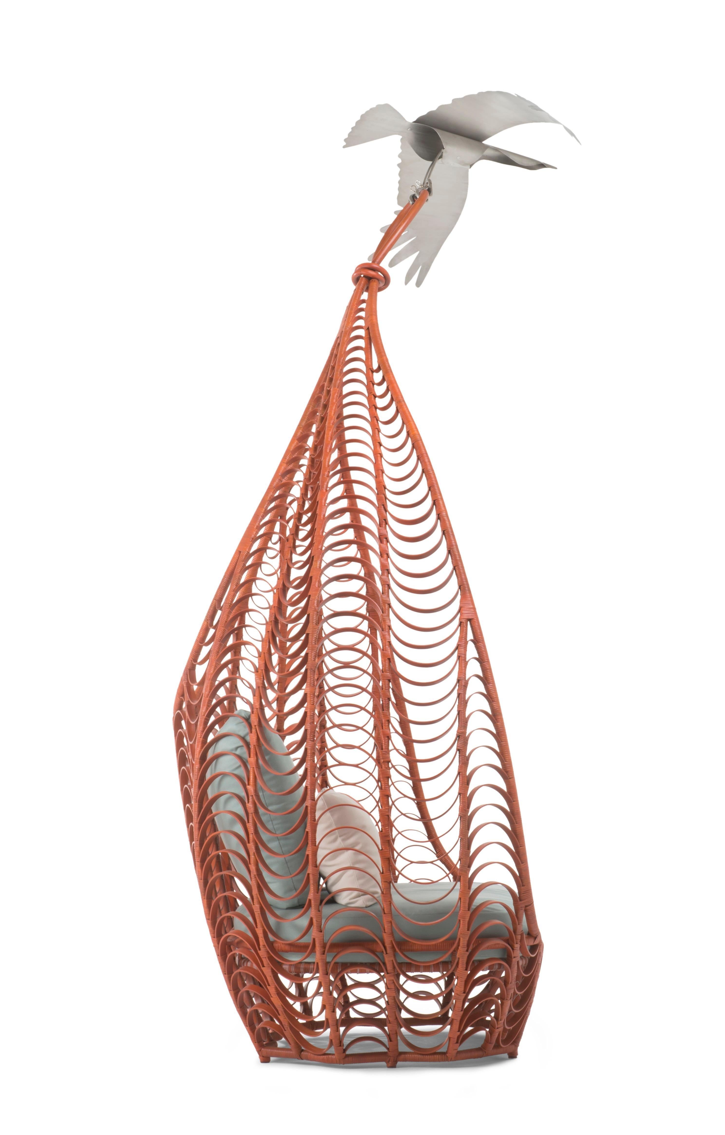 Uccello per sedia lounge lasso di Kenneth Cobonpue- colore TERRACOTTA 
Materiali: Alluminio/Rattan
Dimensioni:  46 3/4 x 34 1/4 x 83 3/4 H.

Lasciati trasportare da un volo di sogni con Lasso, un'espressione visiva della storia delle cicogne che