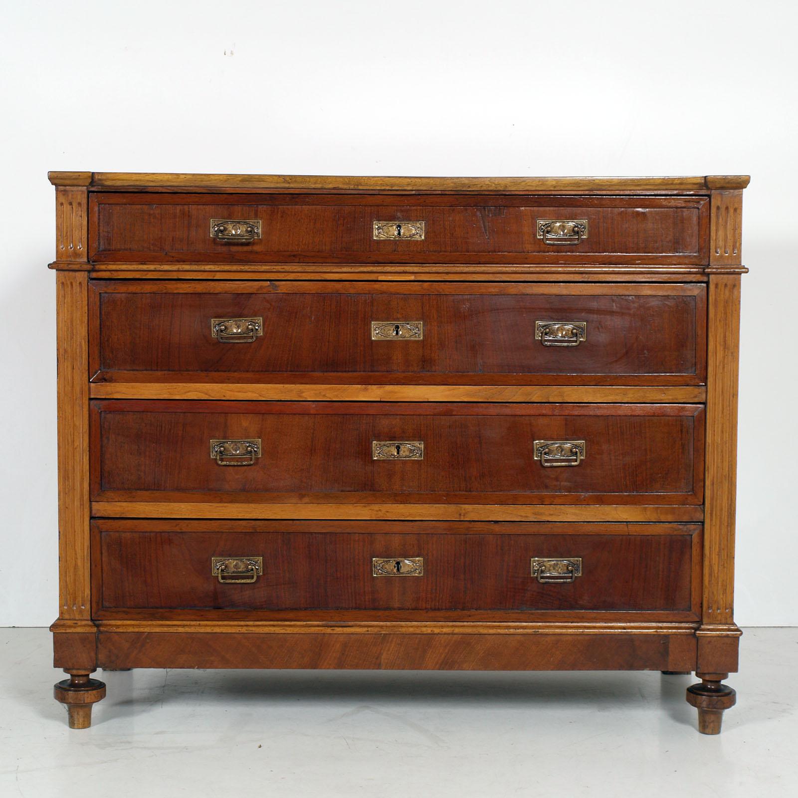 Last 19th Century Commode Chest of Drawers, Walnut, Restored and Polished to Wax In Good Condition In Vigonza, Padua