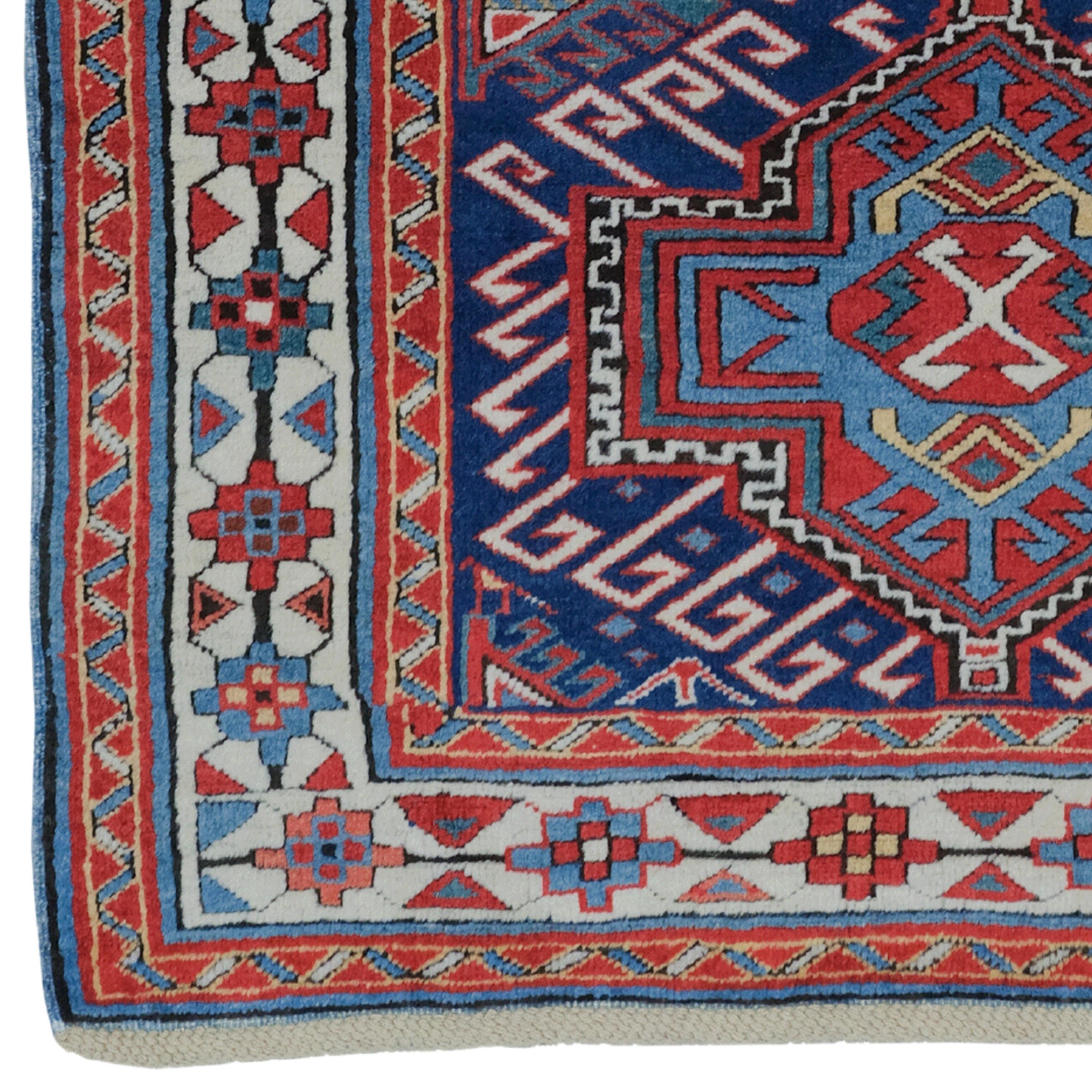 Ein historisches Erbe: Antiker kaukasischer Akstafa-Teppich vom Ende des 19. Jahrhunderts

Wenn Sie Ihr Zuhause historisch und künstlerisch aufwerten wollen, ist dieser antike Teppich genau das Richtige für Sie. Dieser Teppich ist ein kaukasischer