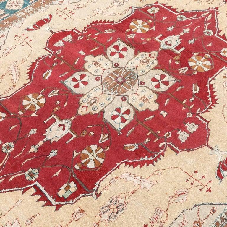 Noué à la main Tapis Agra en laine rouge, turquoise et beige du dernier quart du XIXe siècle. en vente