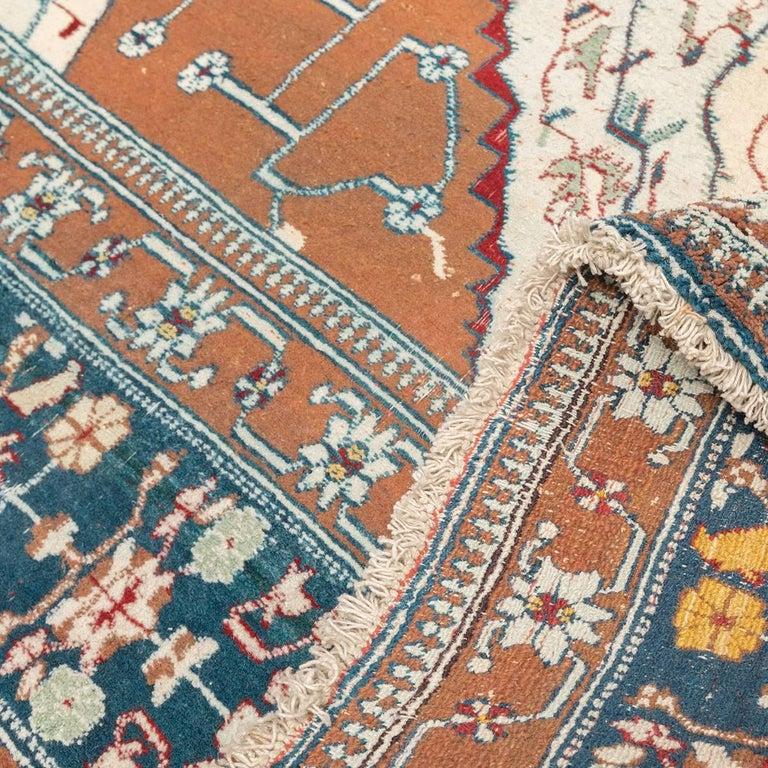 Tapis Agra en laine rouge, turquoise et beige du dernier quart du XIXe siècle. Excellent état - En vente à MADRID, ES