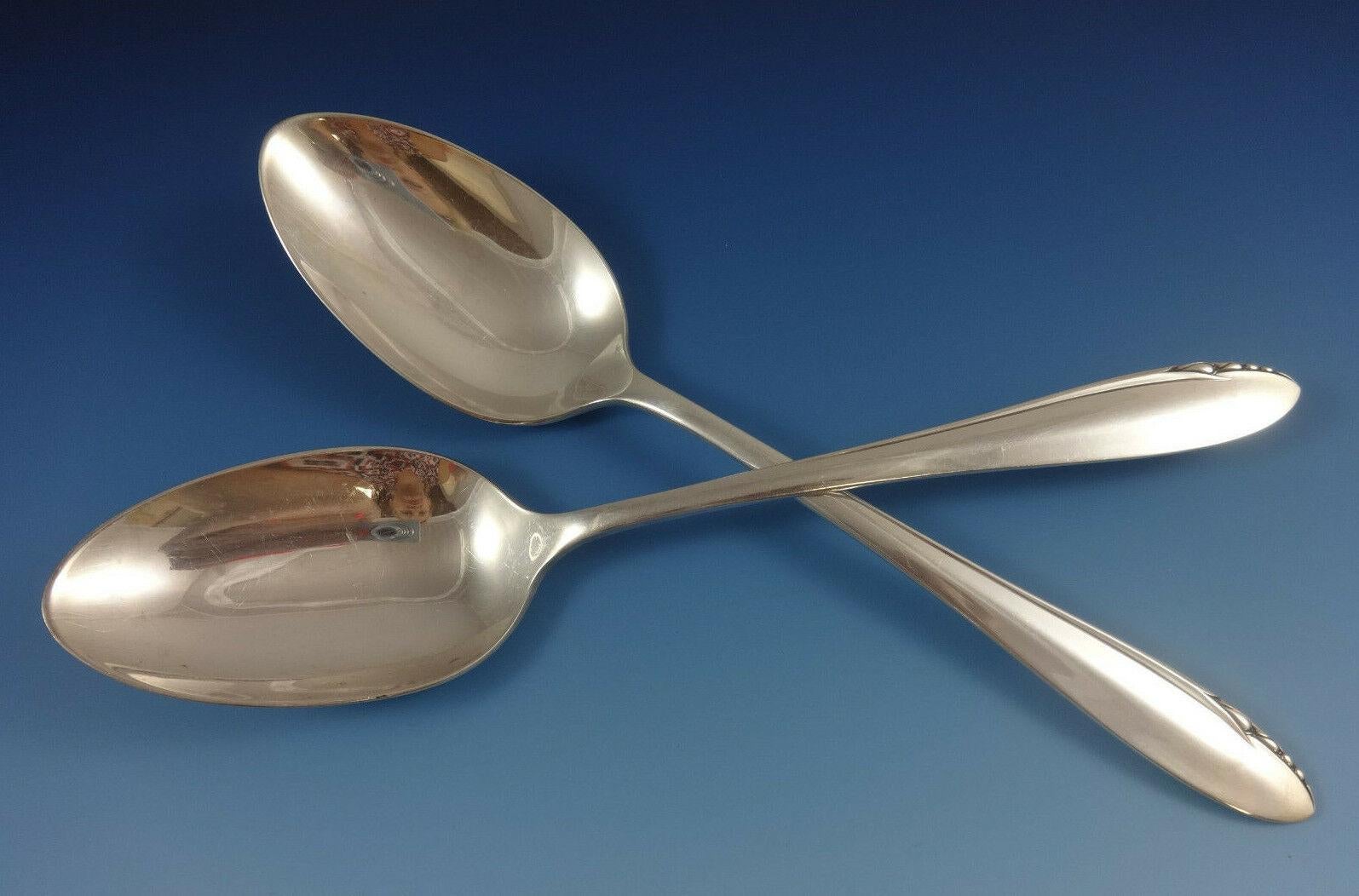 Set di posate in argento 925 LASTING SPRING BY ONEIDA - 59 pezzi. Questo modello ha un design semplice e moderno, in stile Mid-century Modern. Questo set comprende:

12 COLTELLI, 8 7/8