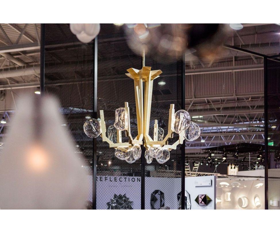 The Fungo chandelier was inspired by the fascinating shape of a mushroom growing on wood. Yet this mushroom didn’t grow in the forest, but was discovered in the basement of Lasvit’s glassworks. The Campana brothers chose to blend this newfound