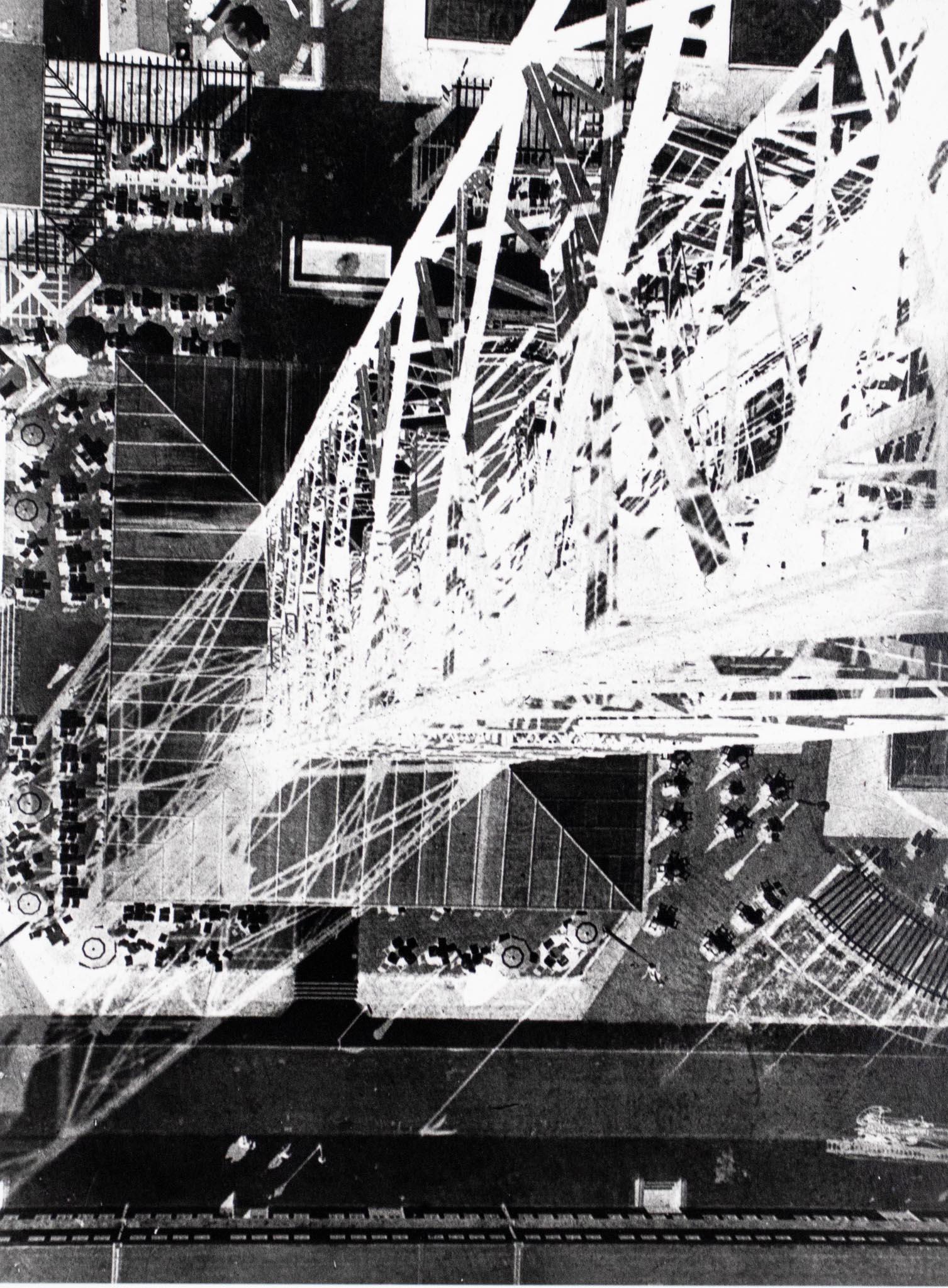 Black and White Photograph László Moholy-Nagy - Impression gélatine argentique Berliner Funkturm signée en édition limitée, Bauhaus, 1928