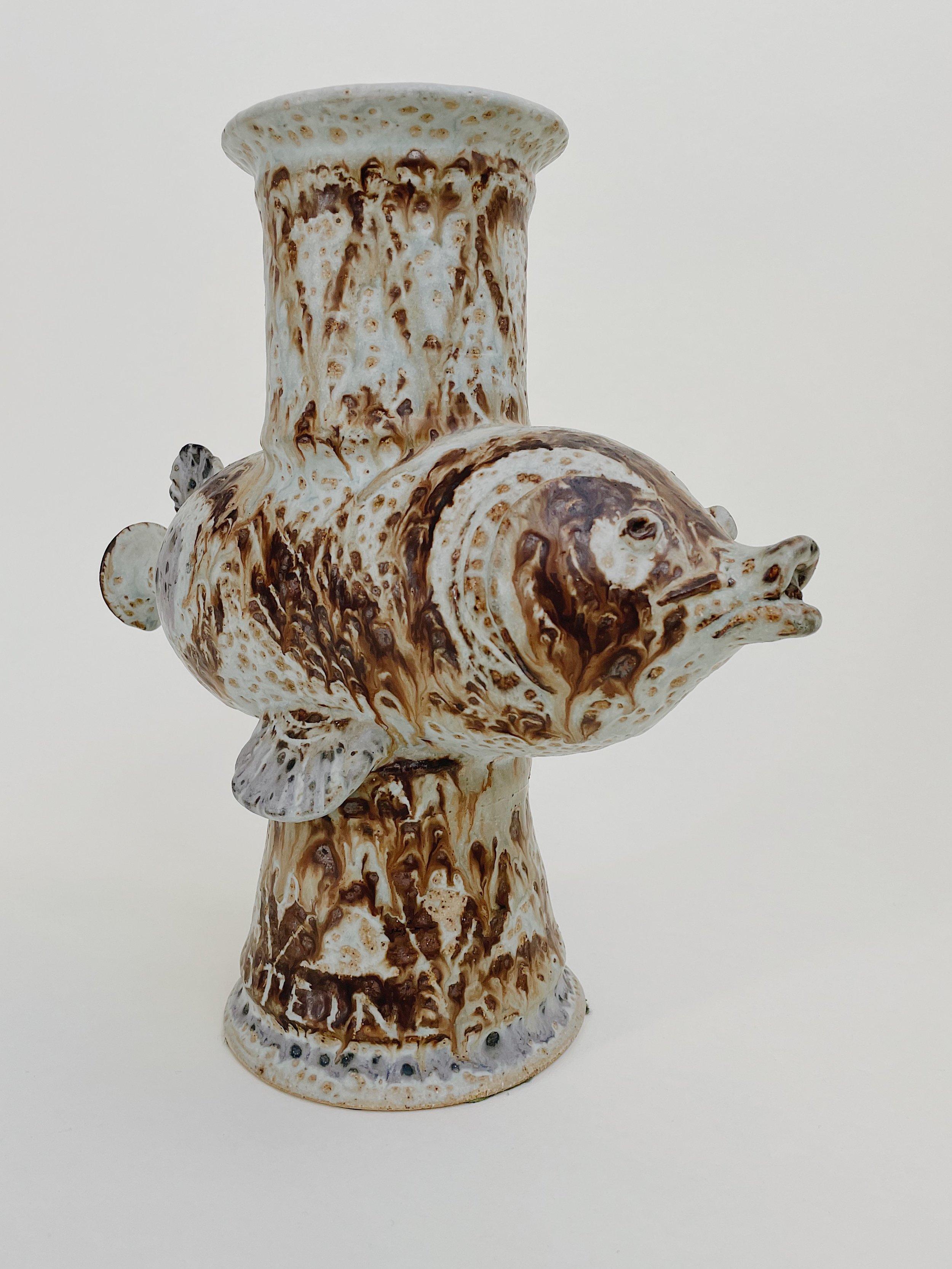 Laszlo Steiner

Einzigartige handgefertigte Fischvase von Laszlo Steiner. Aus knochenfarbenem Ton geformt und glasiert mit Braun-, Karamell-, Lavendel- und Pergamenttönen. Eine atemberaubende Skulptur, signiert und datiert 