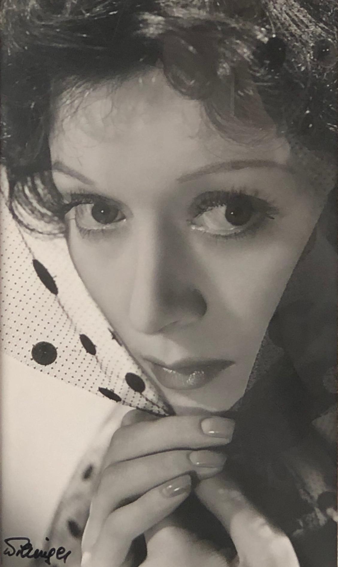 Cette pièce est une photographie vintage originale, prise par Laszlo Willinger dans les années 1940. Il représente l'actrice anglaise Greer Garson, une star majeure de la Metro-Goldwyn-Mayer à cette époque. Garson a reçu sept nominations aux Oscars,