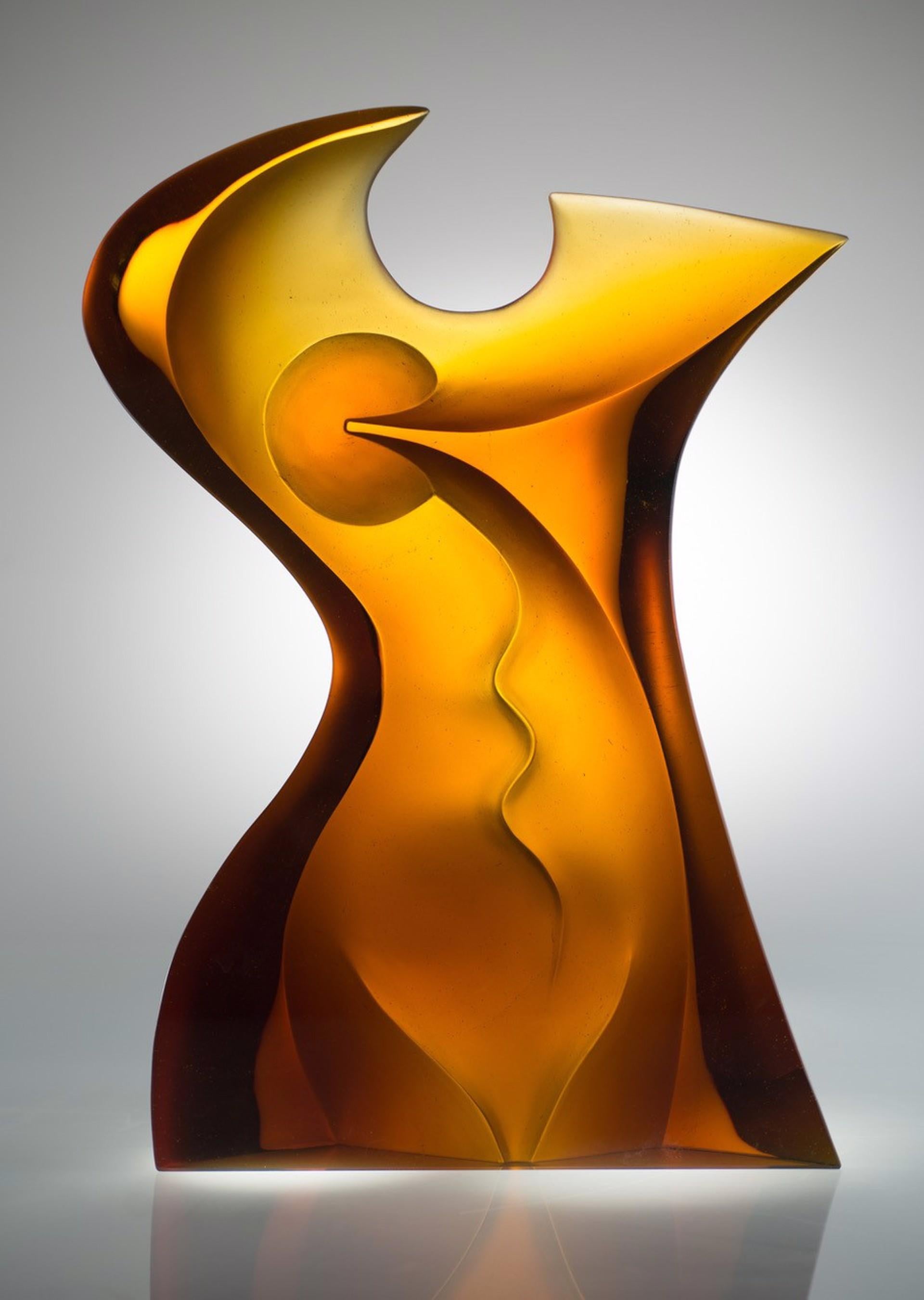 Frau III in Bernstein – Sculpture von Latchezar Boydjiev