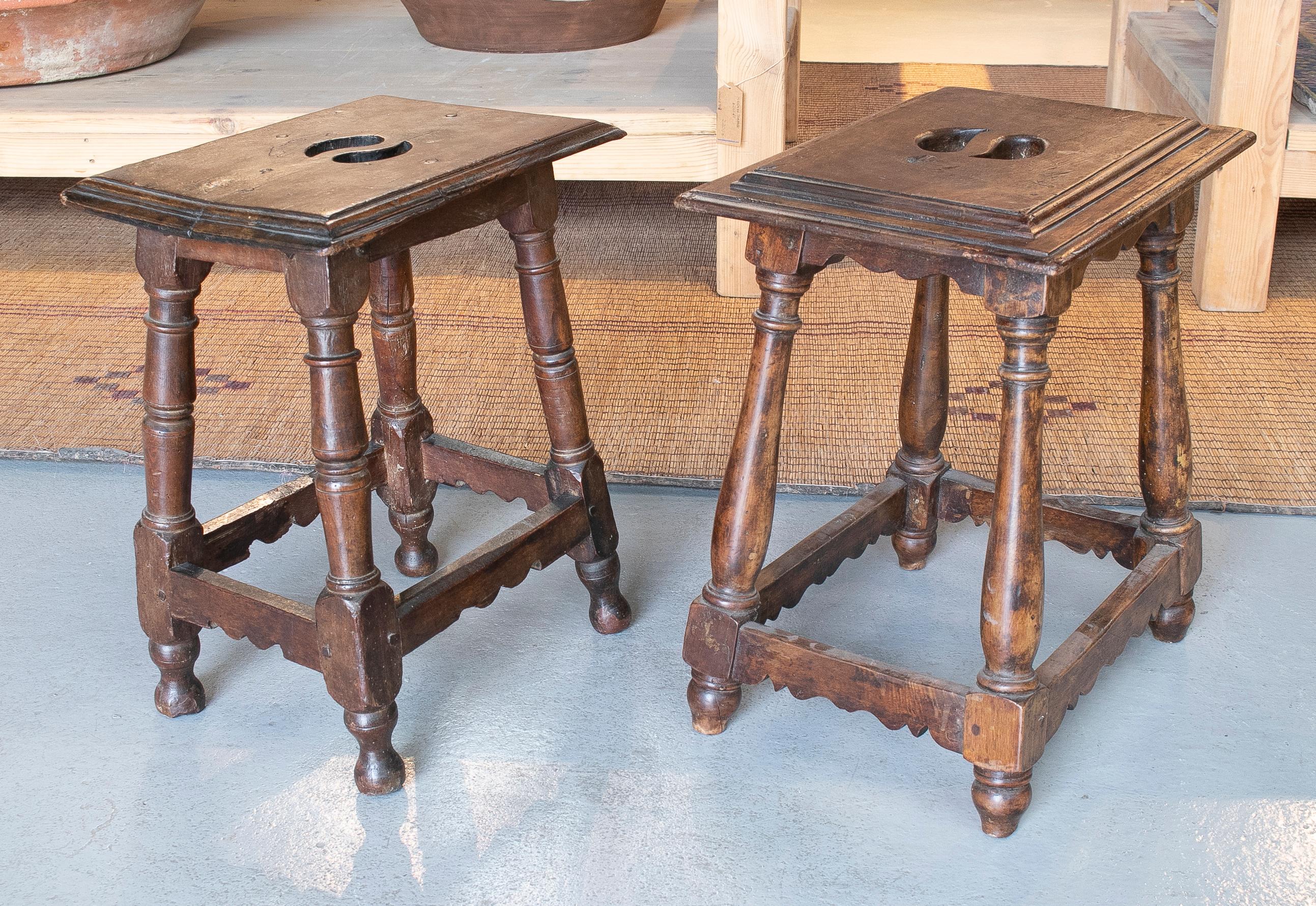 Late 16th-17th Century Spanish Pair of Walnut Stools In Good Condition In Marbella, ES