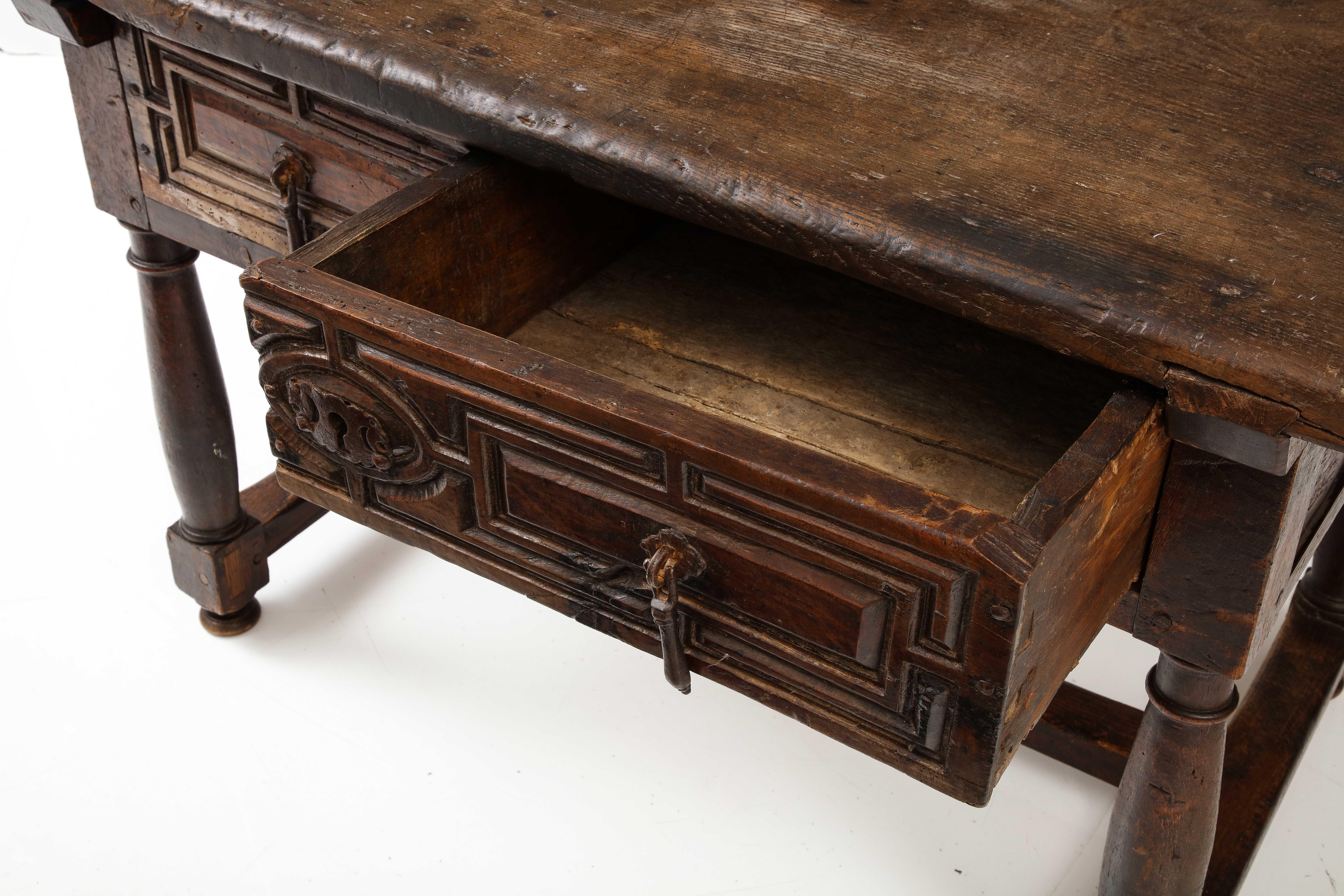A.I.C. Late 16th C. Spanish Walnut Table with Iron Pulls & Drawers (Table espagnole en noyer avec poignées et tiroirs en fer) en vente 3