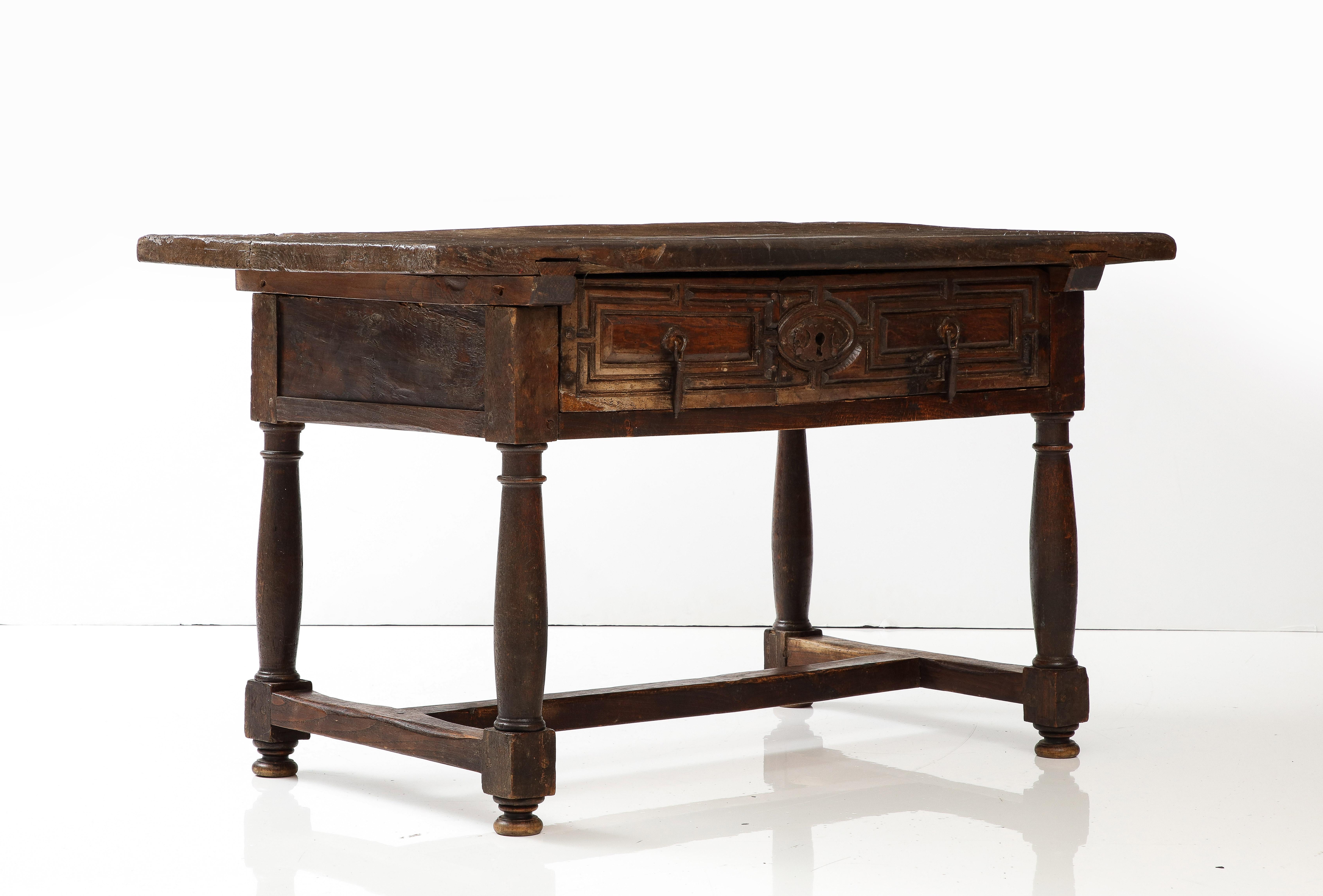 A.I.C. Late 16th C. Spanish Walnut Table with Iron Pulls & Drawers (Table espagnole en noyer avec poignées et tiroirs en fer) en vente 6