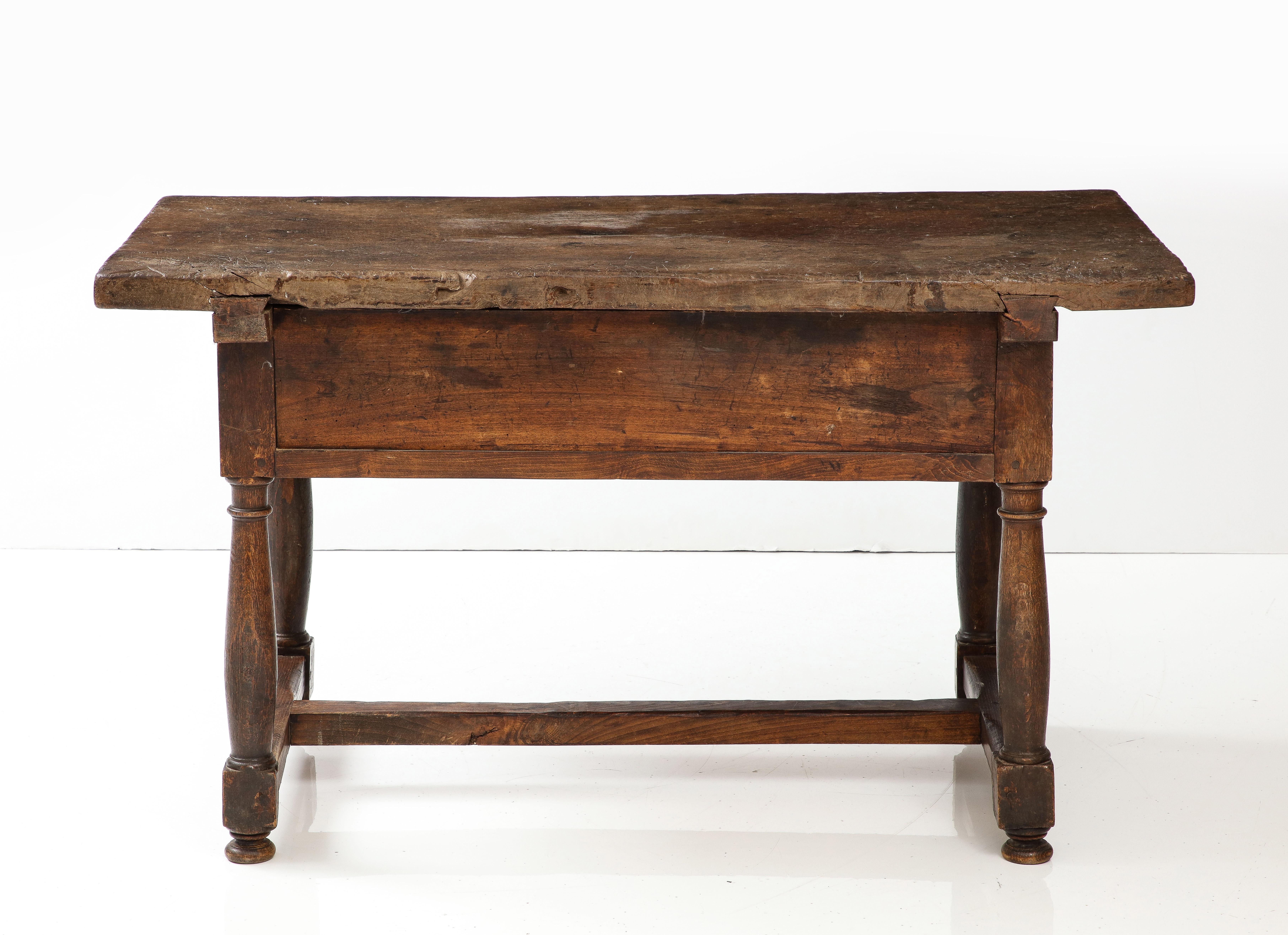 A.I.C. Late 16th C. Spanish Walnut Table with Iron Pulls & Drawers (Table espagnole en noyer avec poignées et tiroirs en fer) en vente 11