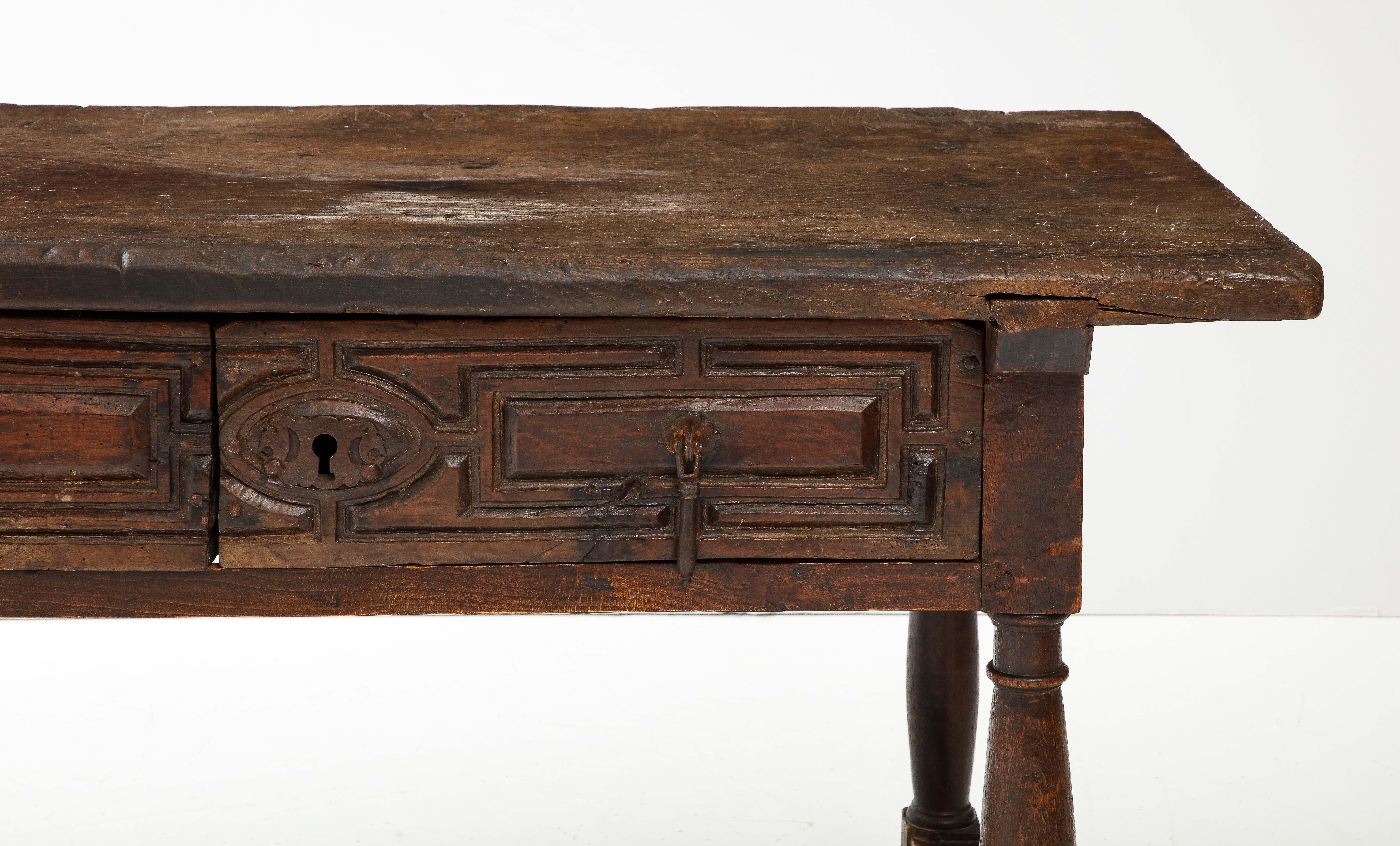 Baroque A.I.C. Late 16th C. Spanish Walnut Table with Iron Pulls & Drawers (Table espagnole en noyer avec poignées et tiroirs en fer) en vente