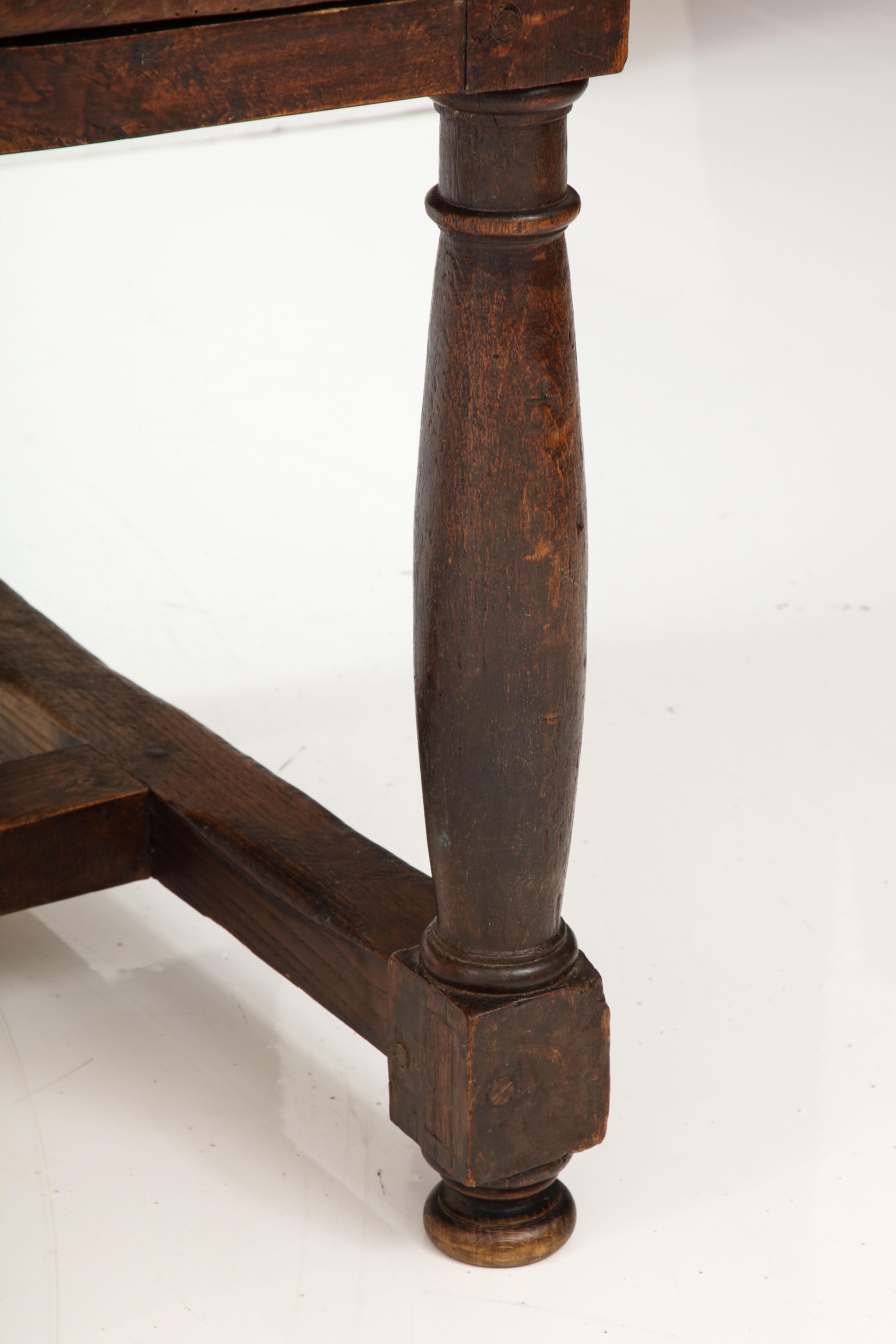 XVIIIe siècle et antérieur A.I.C. Late 16th C. Spanish Walnut Table with Iron Pulls & Drawers (Table espagnole en noyer avec poignées et tiroirs en fer) en vente
