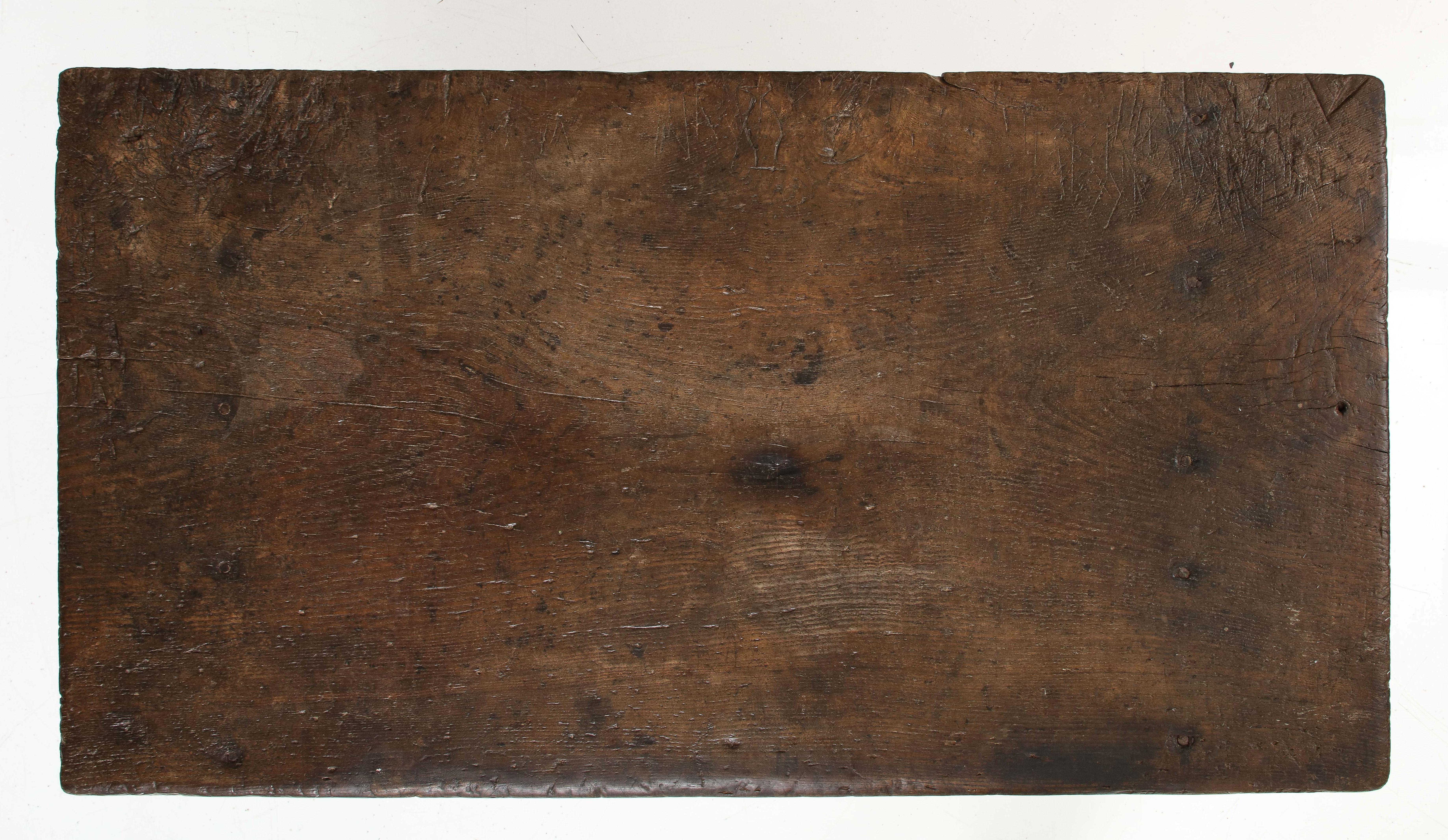 A.I.C. Late 16th C. Spanish Walnut Table with Iron Pulls & Drawers (Table espagnole en noyer avec poignées et tiroirs en fer) en vente 1