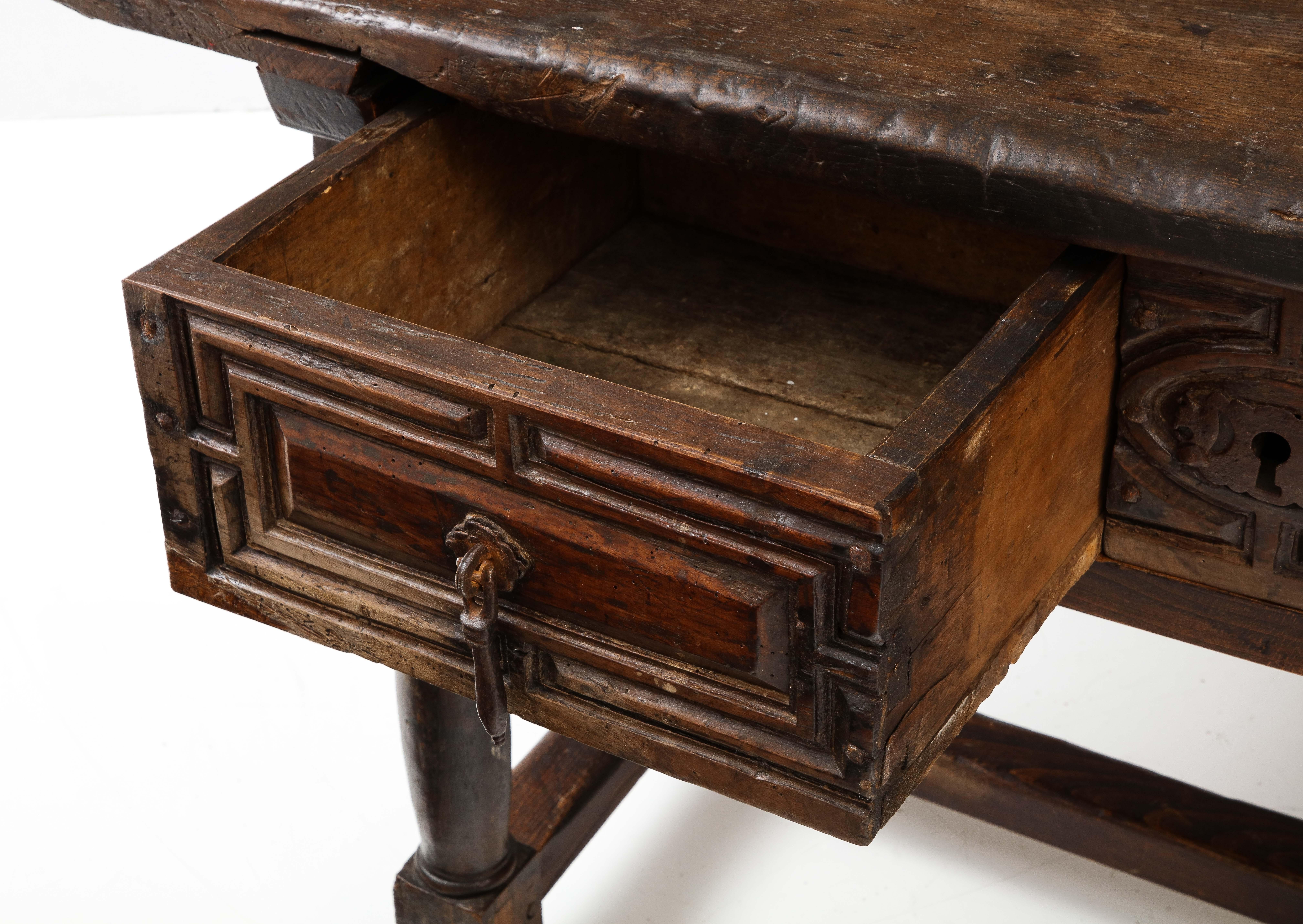 A.I.C. Late 16th C. Spanish Walnut Table with Iron Pulls & Drawers (Table espagnole en noyer avec poignées et tiroirs en fer) en vente 2