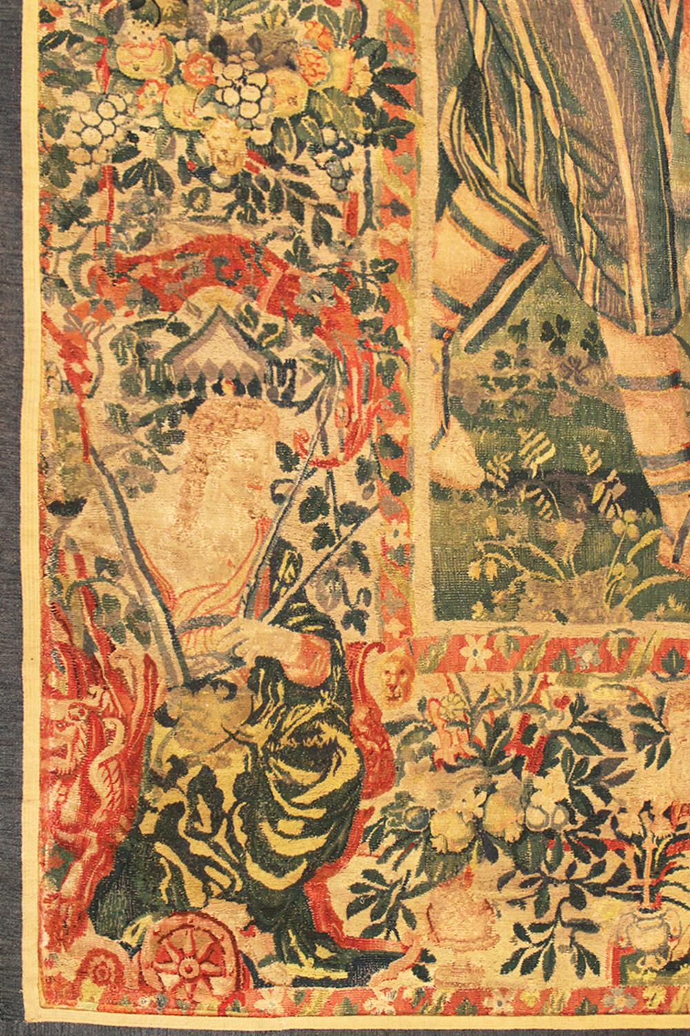 Belga Pannello di arazzo storico di Bruxelles della fine del XVI secolo, verticale, donna e fiori in vendita