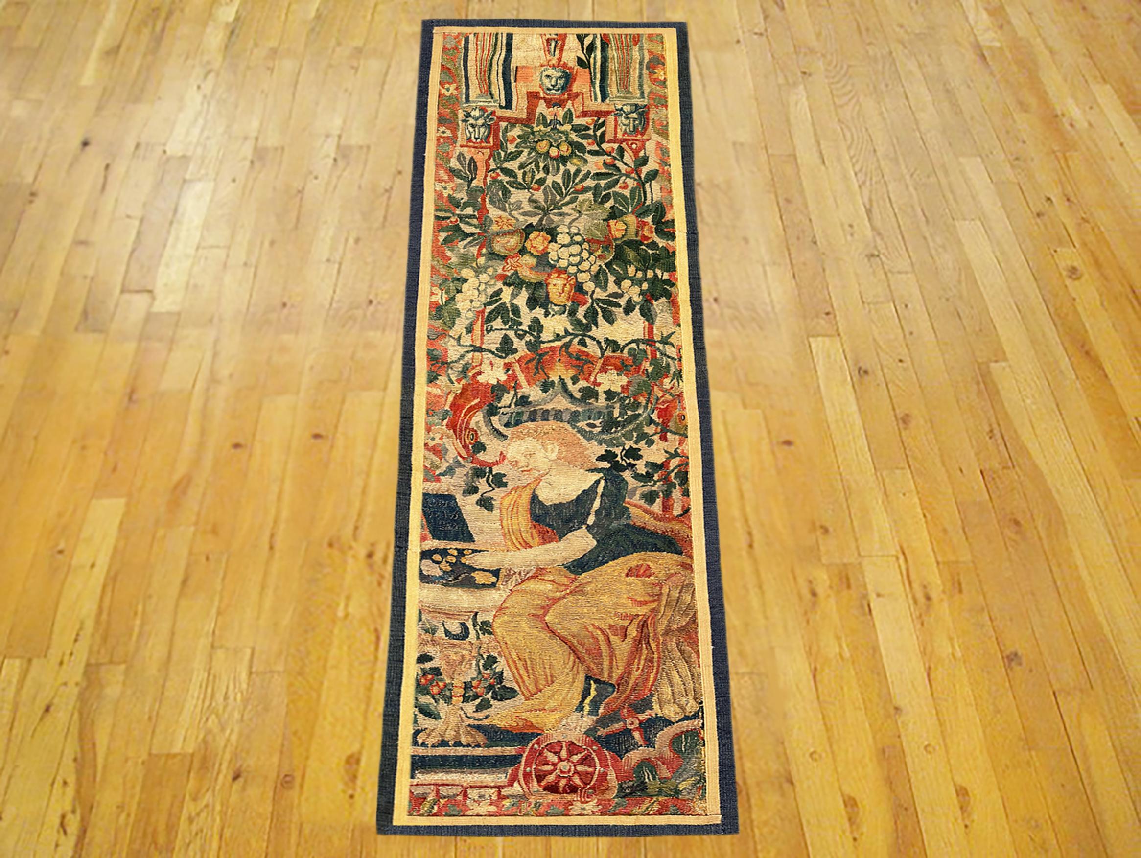 Un pannello di arazzo storico fiammingo della fine del XVI secolo. Questo pannello decorativo ad arazzo orientato verticalmente raffigura una figura femminile in basso, seduta all'interno di un'elaborata riserva floreale, con fiori e una porzione di