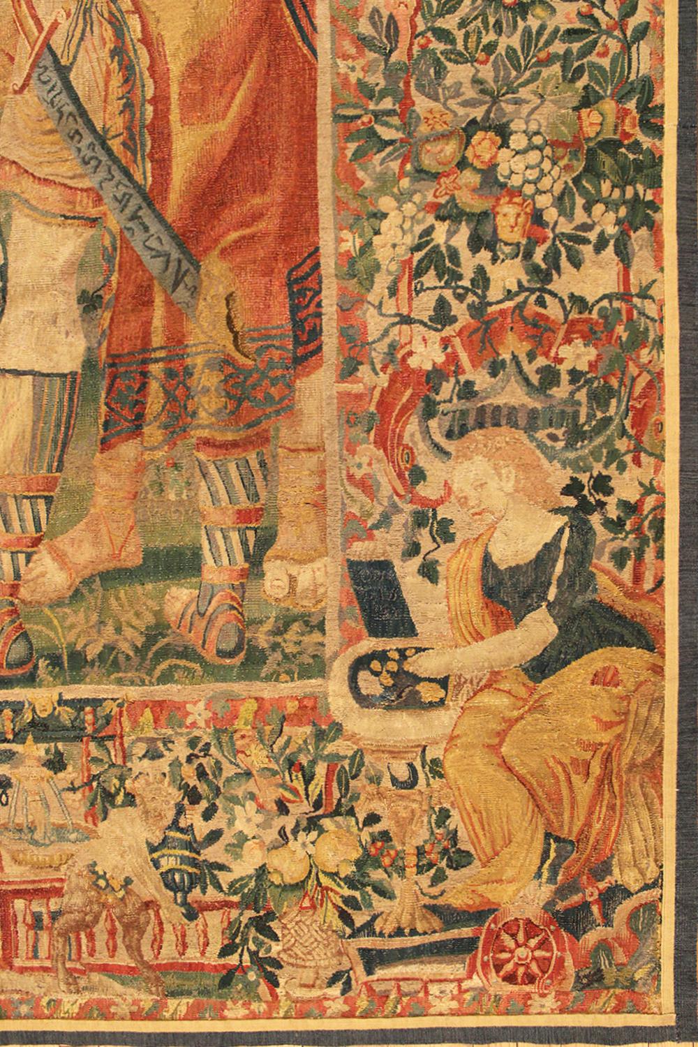 Belga Pannello di arazzo storico di Bruxelles della fine del XVI secolo, Donna e fiori, verticale in vendita