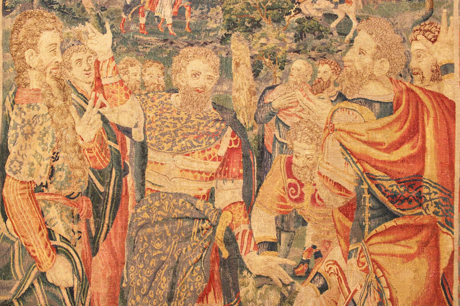 Tissé à la main Tapisserie historique bruxelloise de la fin du XVIe siècle, avec des guerriers rassemblés dans une forêt en vente