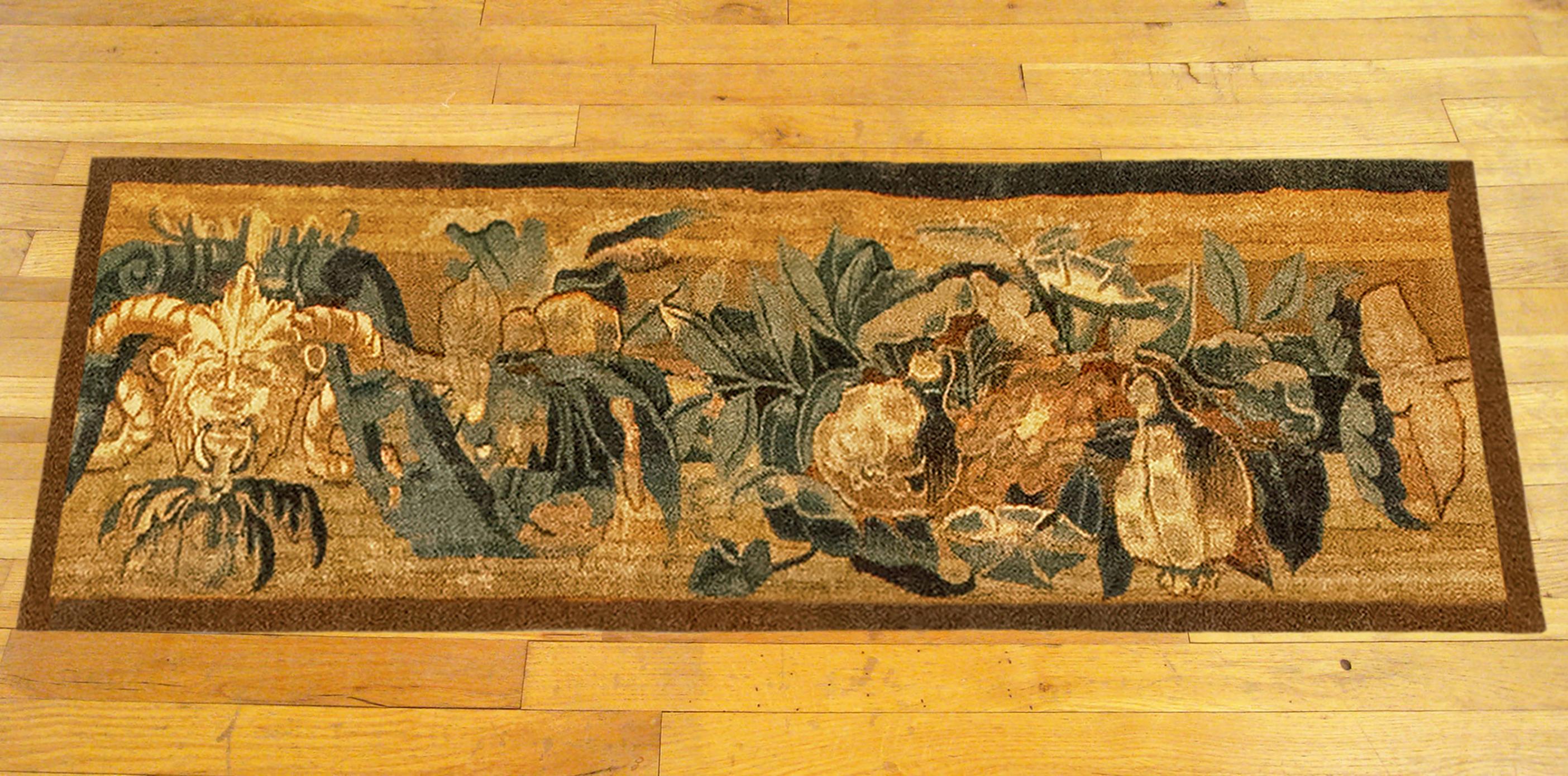 Un panneau de tapisserie historique de Bruxelles du 16ème siècle.  Ce panneau de tapisserie décoratif orienté horizontalement représente un motif de feuillage défilant, avec un grotesque sur le côté gauche, et une variété d'éléments fruitiers et