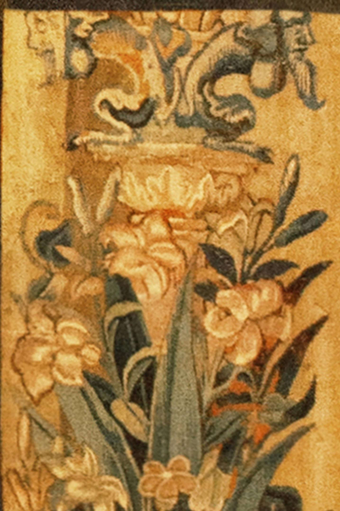 Historischer flämischer Wandteppich des späten 16. Jahrhunderts, mit Blumen, vertikal ausgerichtet (Seide) im Angebot