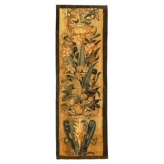 Tapisserie historique flamande de la fin du XVIe siècle, avec des fleurs, orientée verticalement
