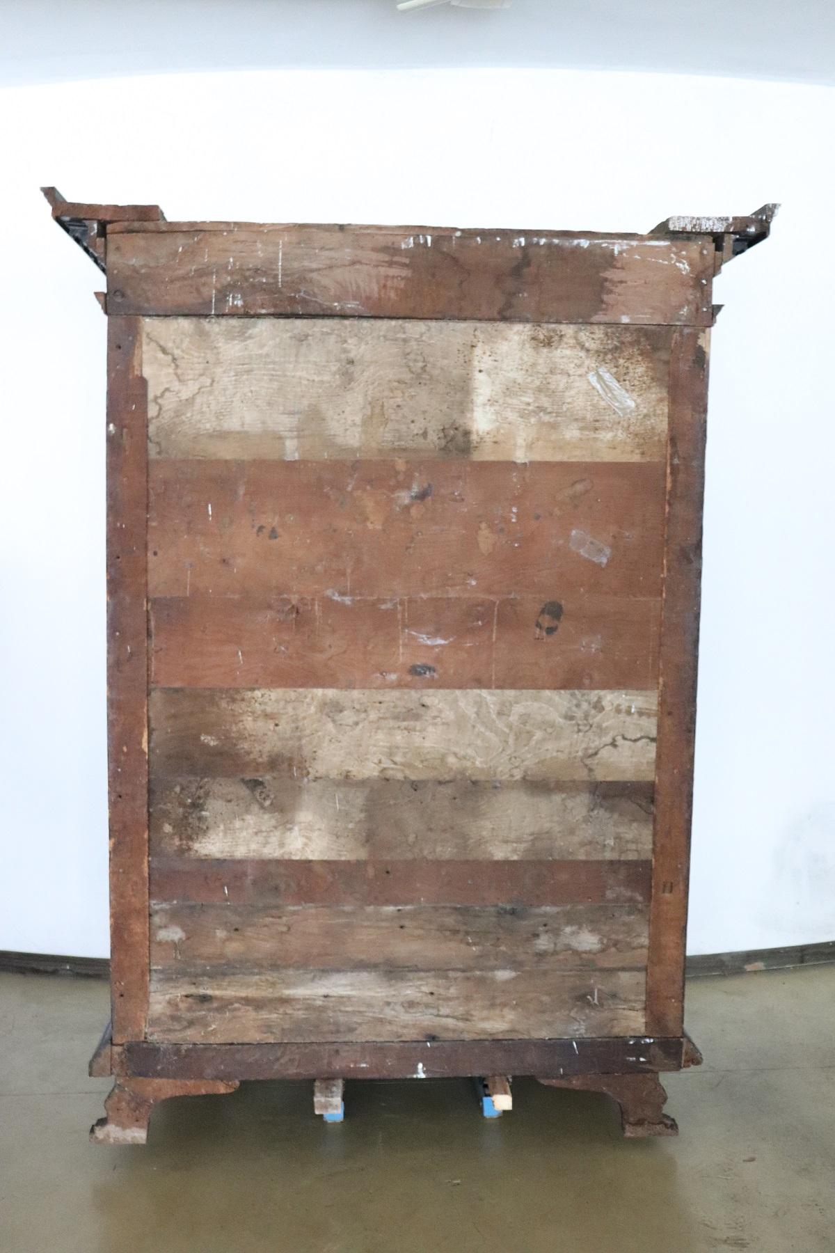 Rare and important antique wardrobe in solid walnut made in the late 16th century Italian Baroque Louis XIV. The line is in fact typical of this period of high period that wanted this type of furnishings of great grandeur made of solid walnut wood