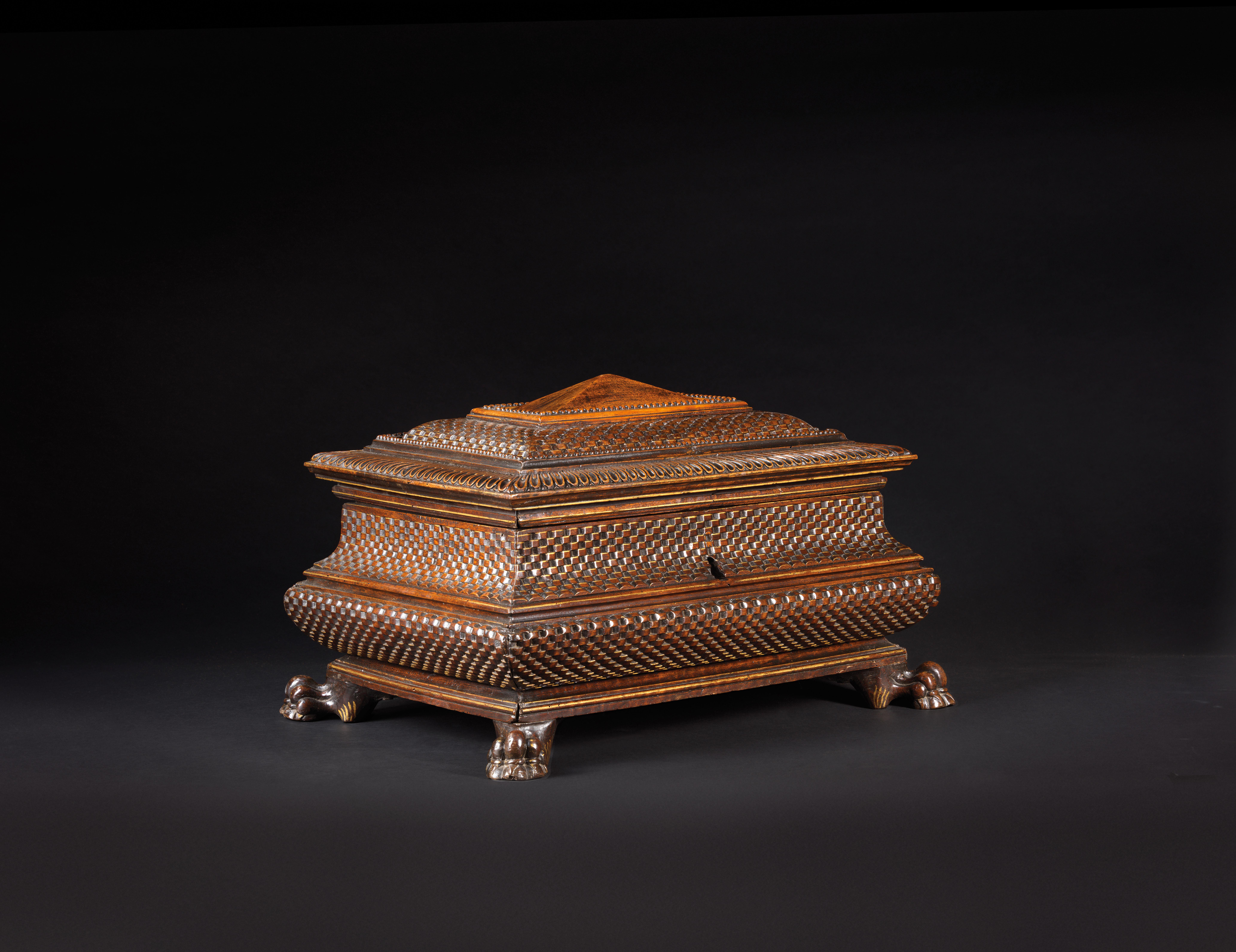 Provenance : Jean Gismondi collection, before 1973.

This important walnut jewelry chest is outlined with a gilt motif and presents a decor imitating basketry. The lid is topped by a rectangular pyramid framed with pearl friezes and reeded canals.