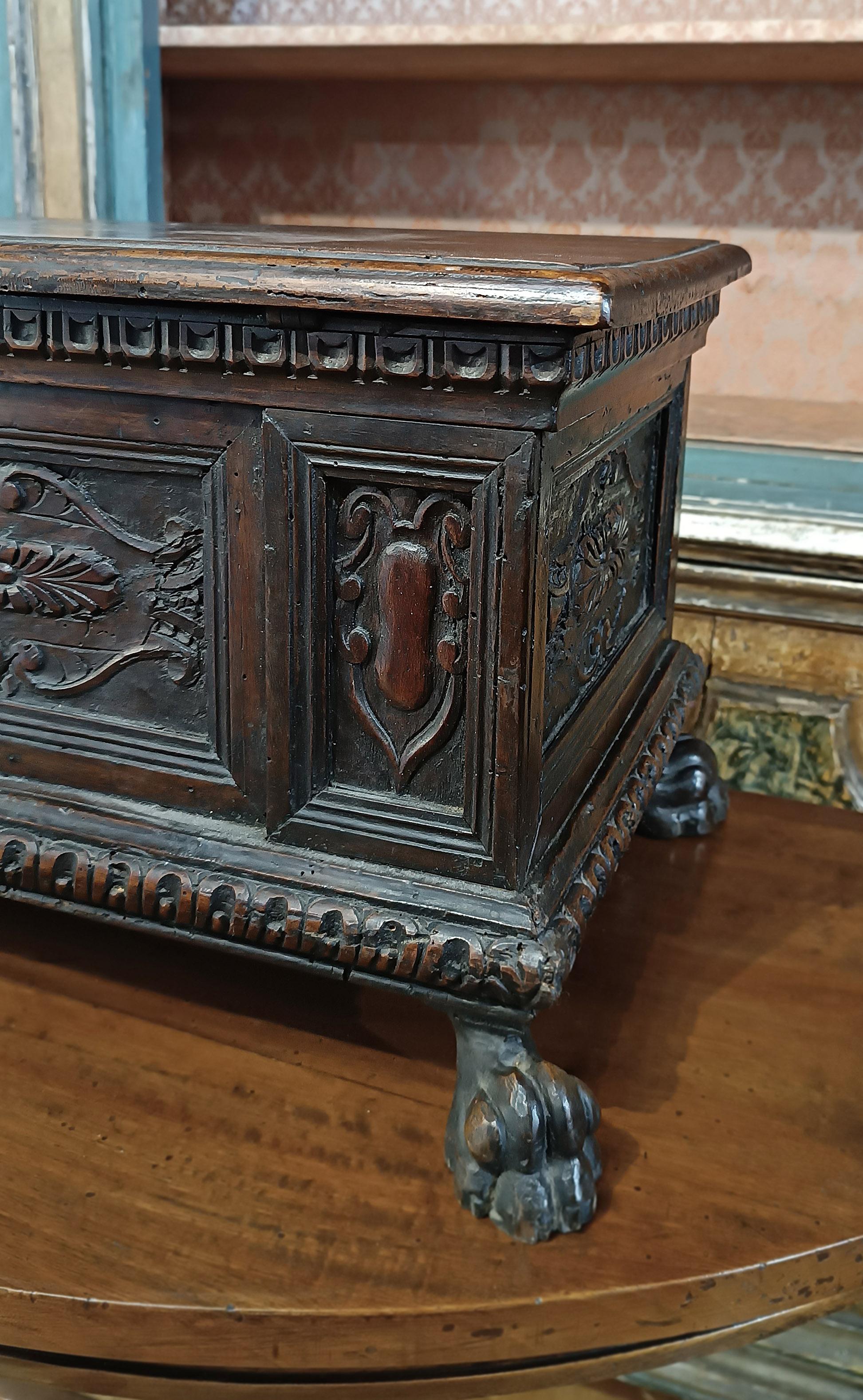 LATE 16th CENTURY SMALL WALNUT BOX in vendita 2