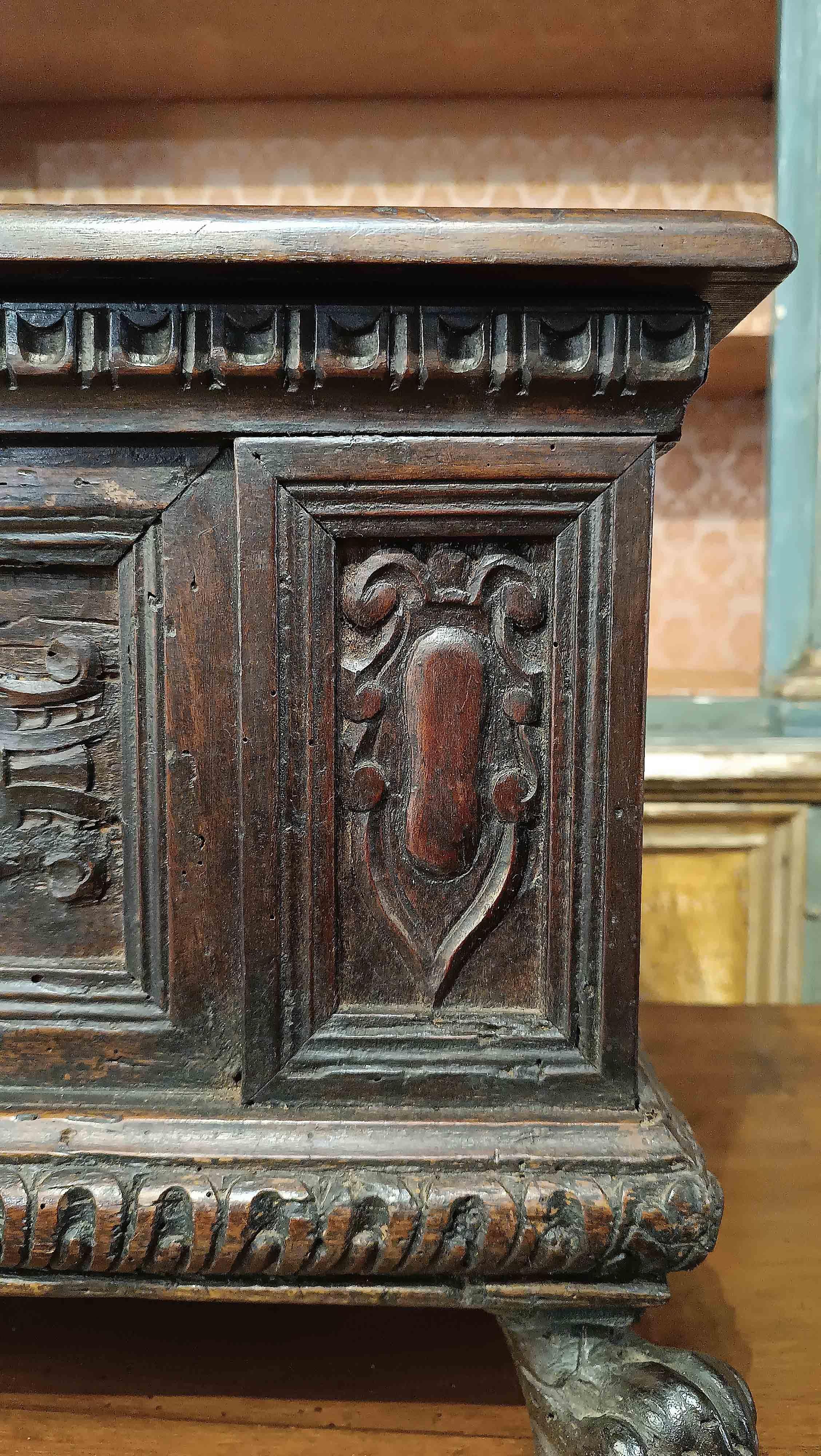 LATE 16th CENTURY SMALL WALNUT BOX in vendita 3