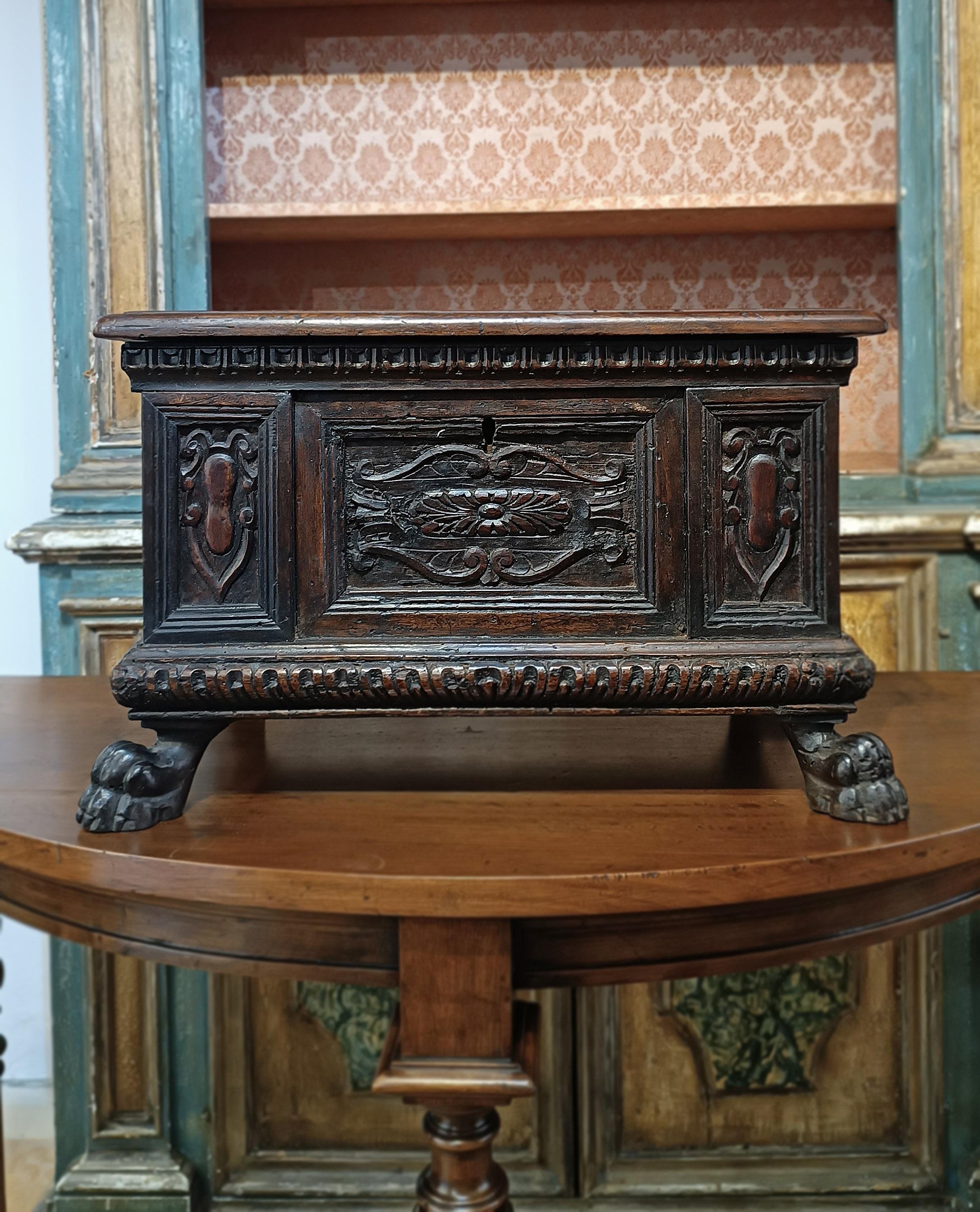 Elegant solid walnut small box, entirely hand-carved. The rectangular chest features an opening top, ideal for storing objects. The front, back, and sides are decorated with geometric and floral carvings, while the top features typical Renaissance