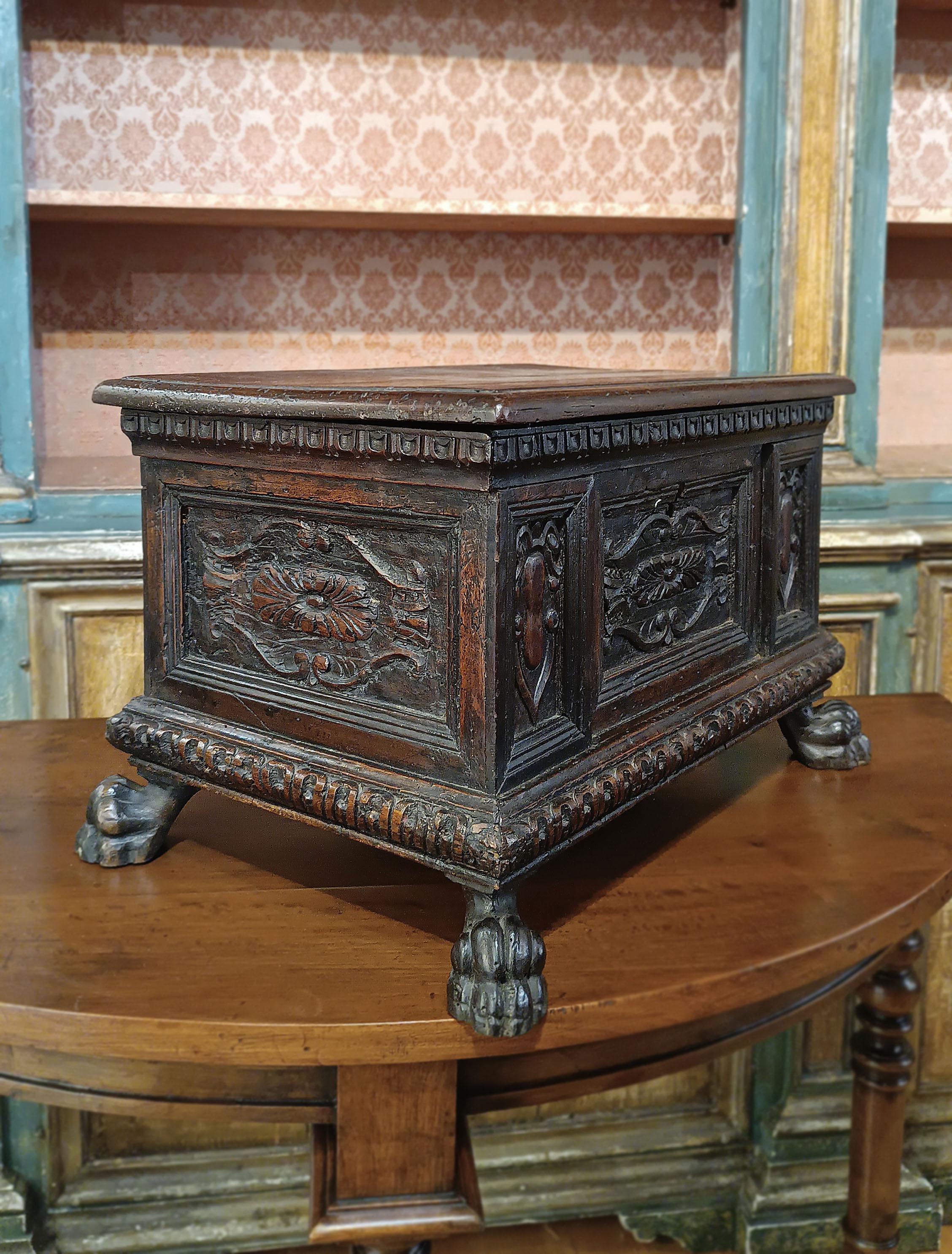 Rinascimento LATE 16th CENTURY SMALL WALNUT BOX in vendita