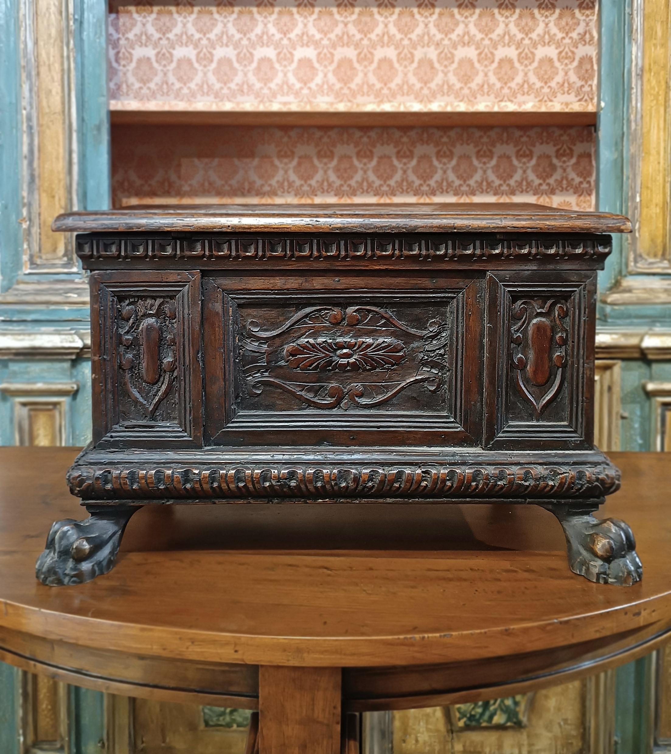 Italian LATE 16th CENTURY SMALL WALNUT BOX in vendita