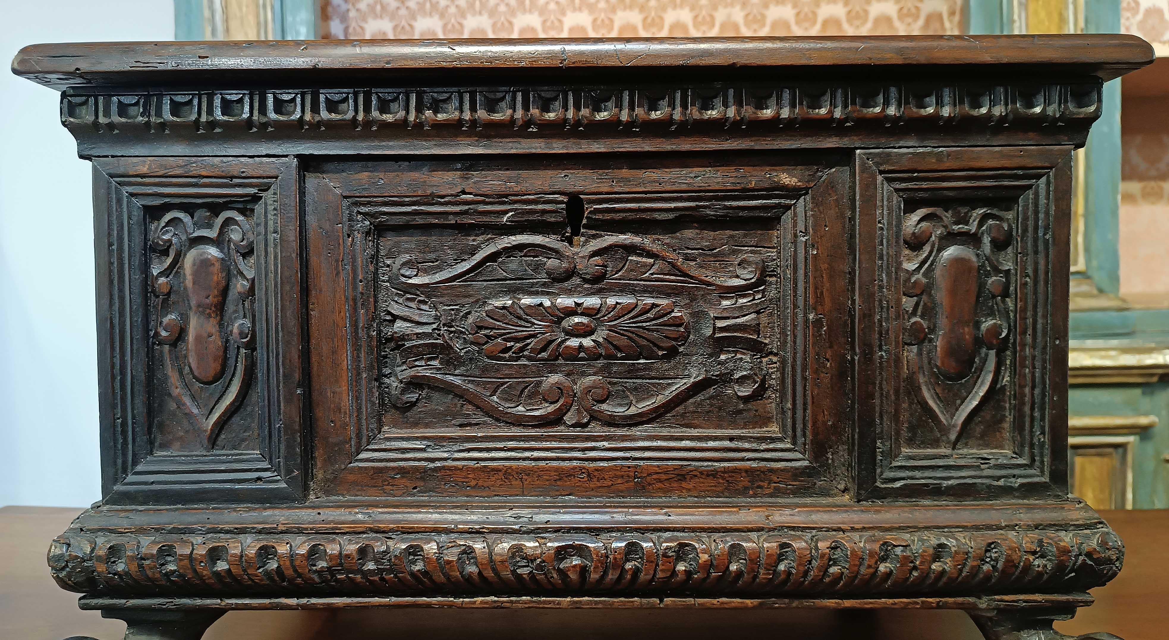 Intagliato a mano LATE 16th CENTURY SMALL WALNUT BOX in vendita