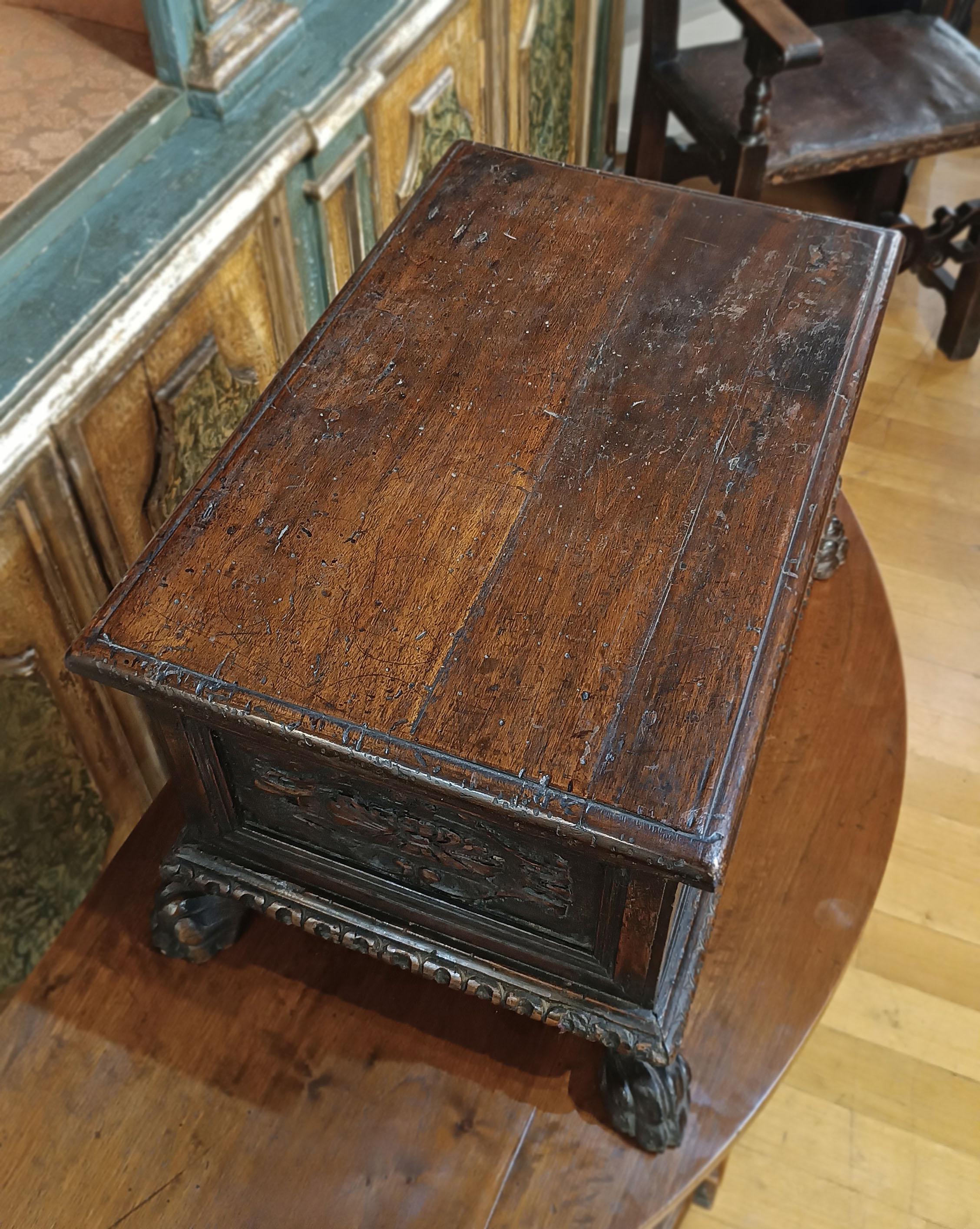 LATE 16th CENTURY SMALL WALNUT BOX In condizioni buone in vendita a Firenze, FI