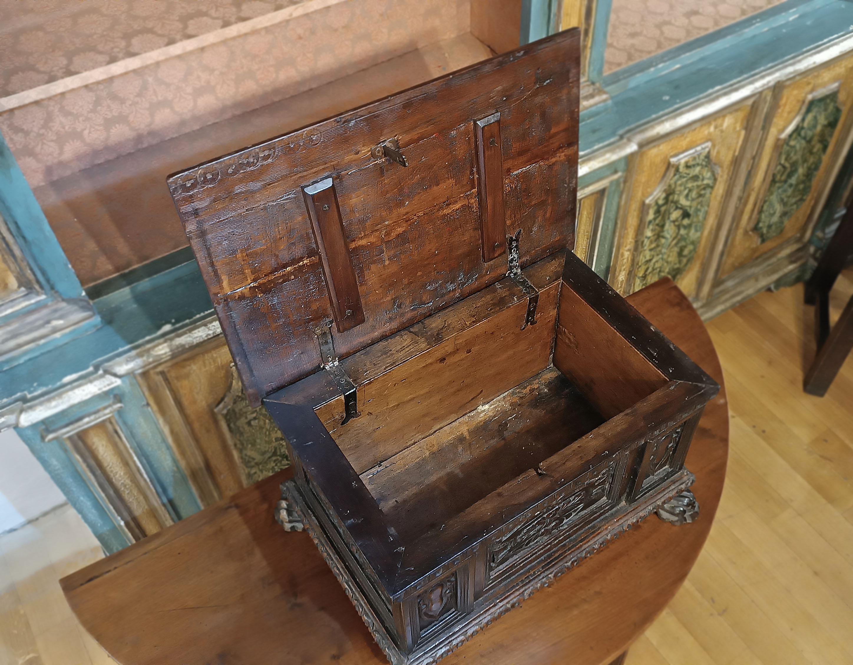 18th Century and Earlier LATE 16th CENTURY SMALL WALNUT BOX in vendita