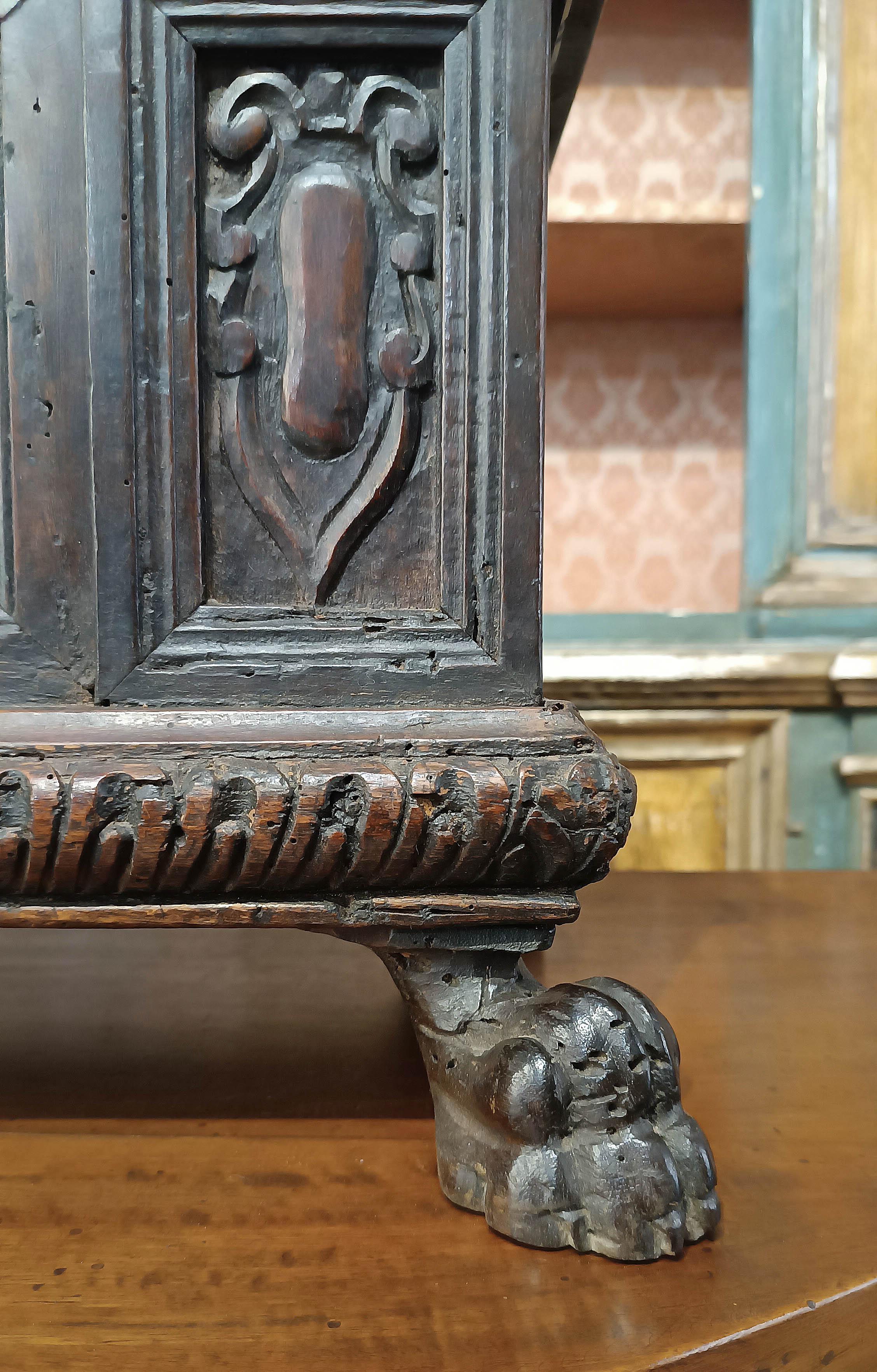 Noce LATE 16th CENTURY SMALL WALNUT BOX in vendita