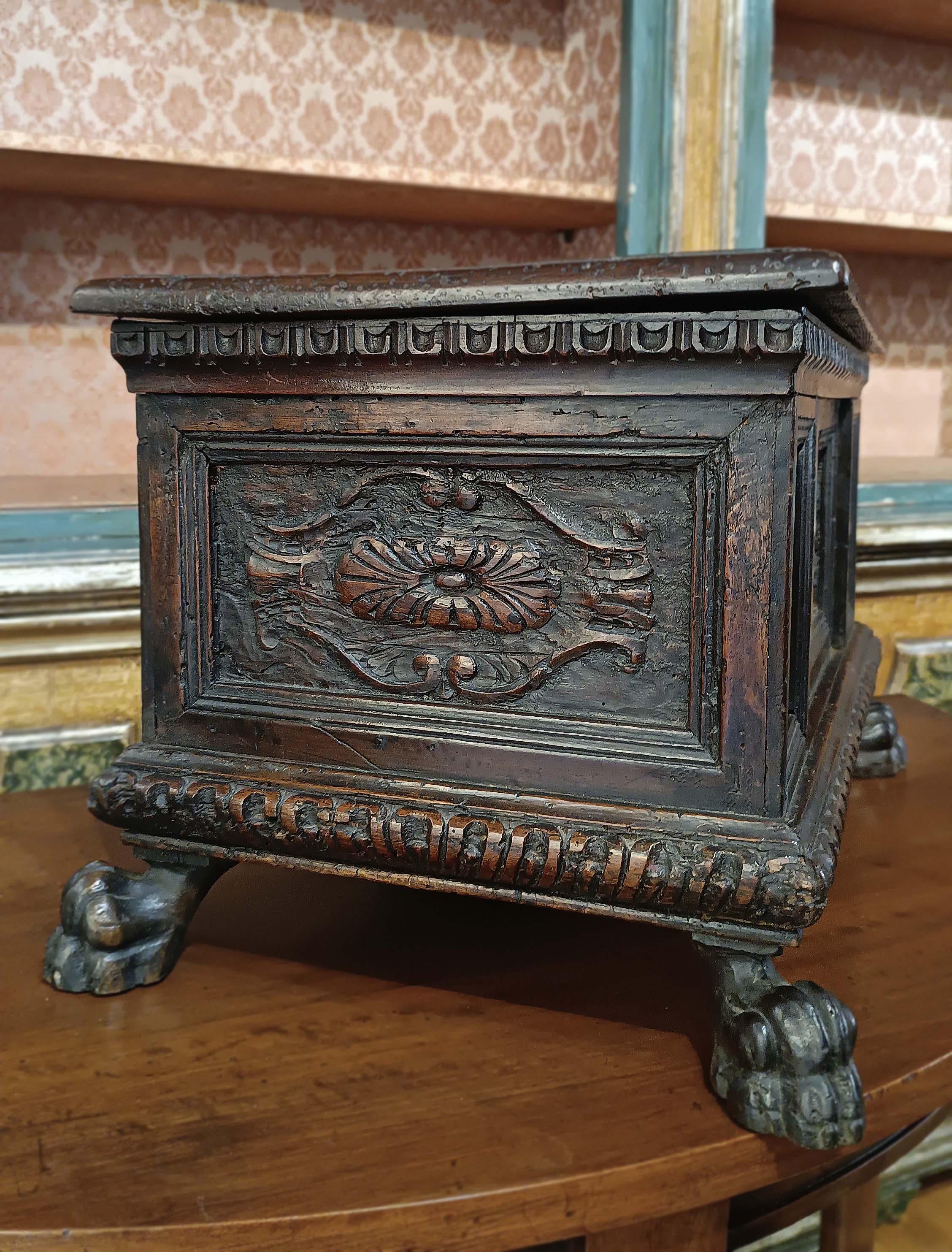 LATE 16th CENTURY SMALL WALNUT BOX in vendita 1