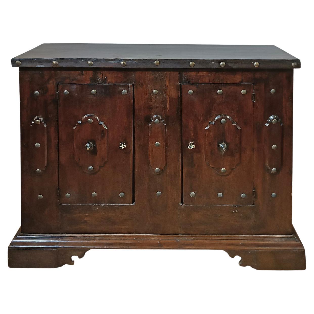 LATE 16th-EARLY 17th CENTURY EMILIAN SIDEBOARD WITH BOLTS in vendita