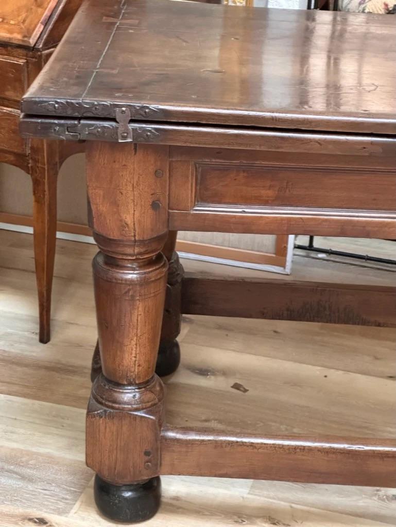 Late 16th-early 17th Century French Walnut Extending Table In Good Condition For Sale In Charlottesville, VA