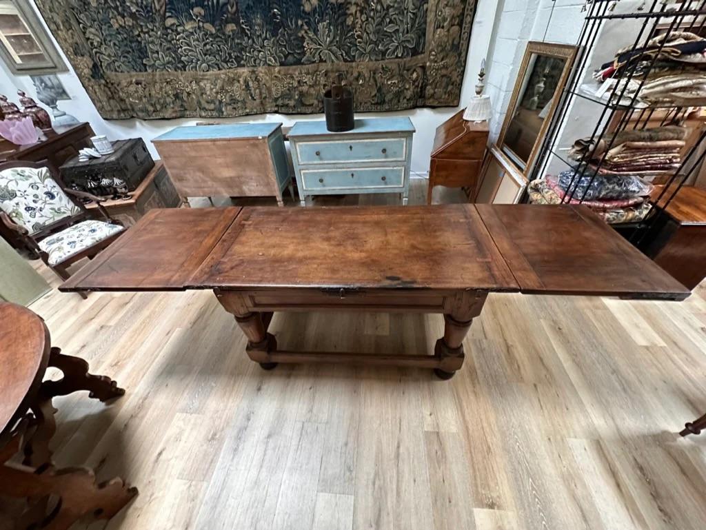 Late 16th-early 17th Century French Walnut Extending Table For Sale 1