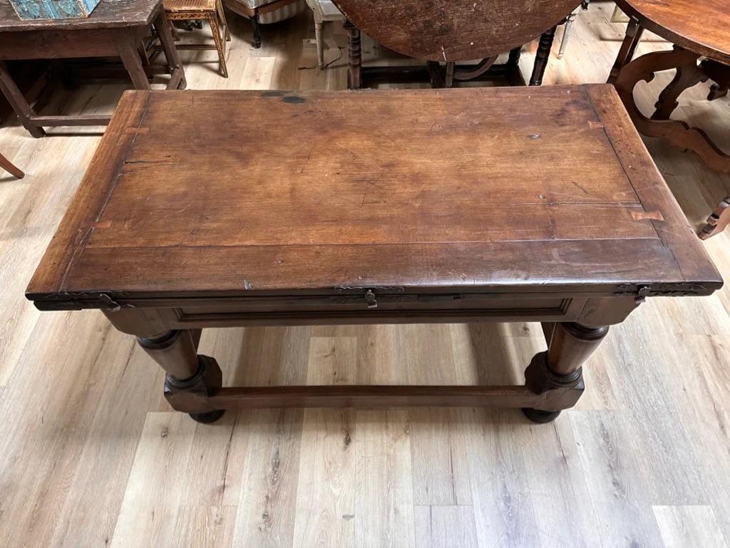 Late 16th-early 17th Century French Walnut Extending Table For Sale 3