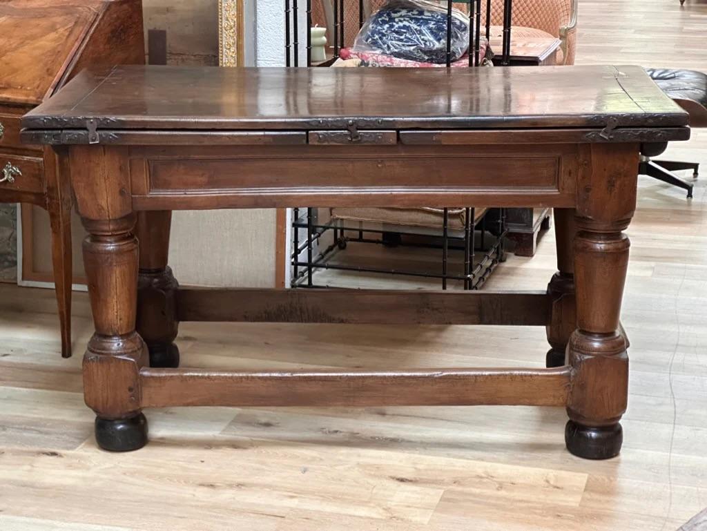 Late 16th-early 17th Century French Walnut Extending Table For Sale 4