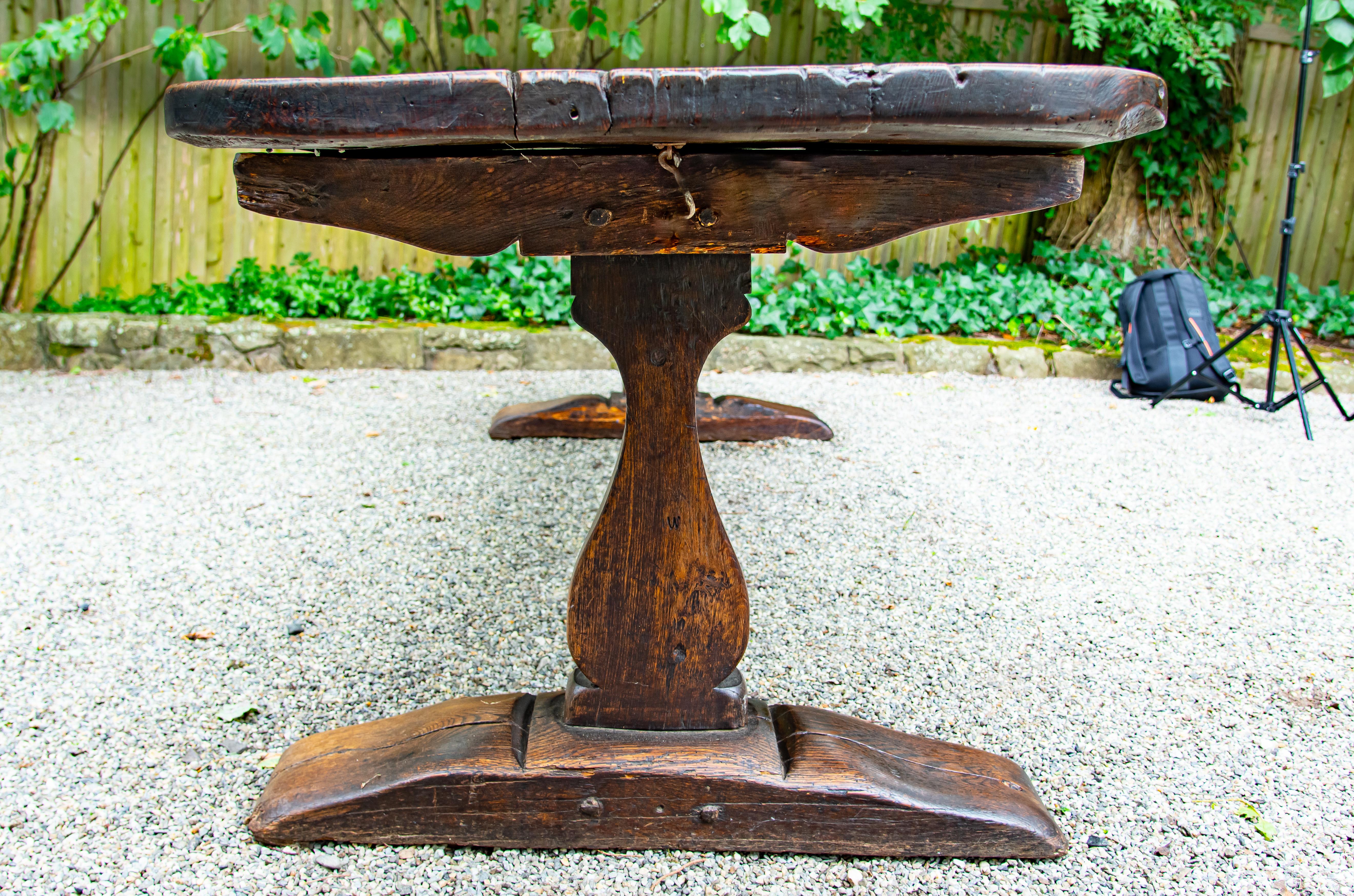 Hand-Carved Late 16th-Early 17th Century Welsh Oak Refectory Table For Sale