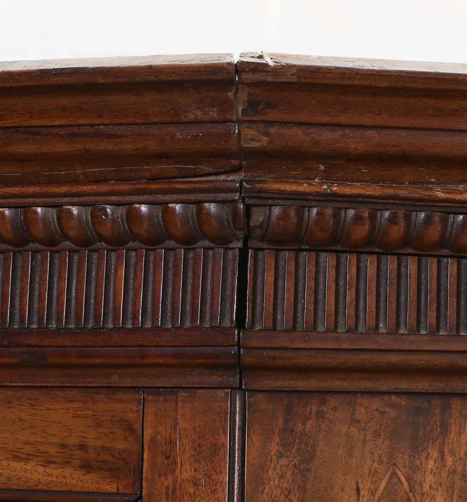 Late 1700's American Federal Inlaid Mahogany Corner Cabinet w/ Dentil Molding For Sale 2