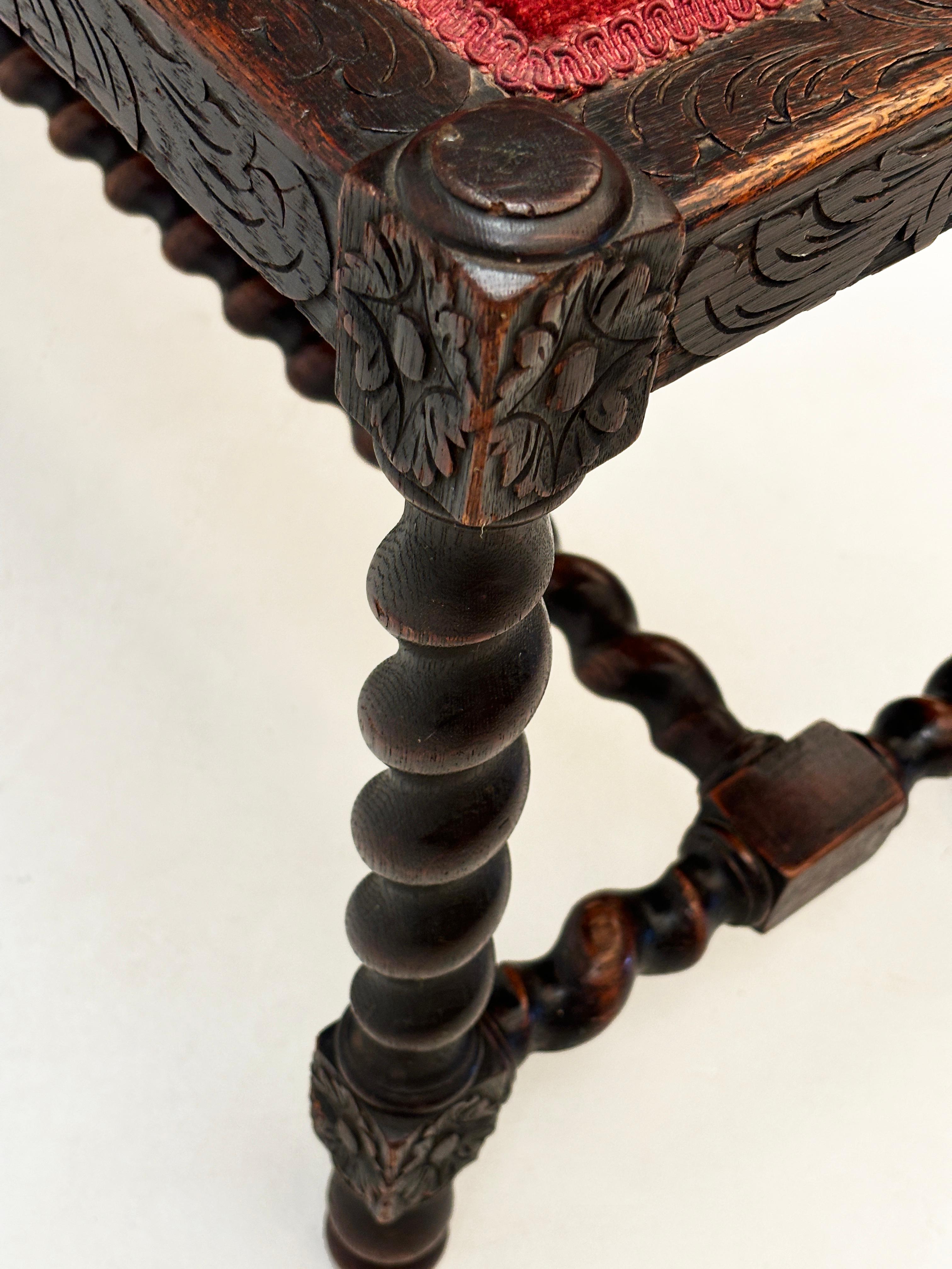 Banc à torsion en chêne anglais de la fin des années 1700 avec sculpture lourde en vente 4