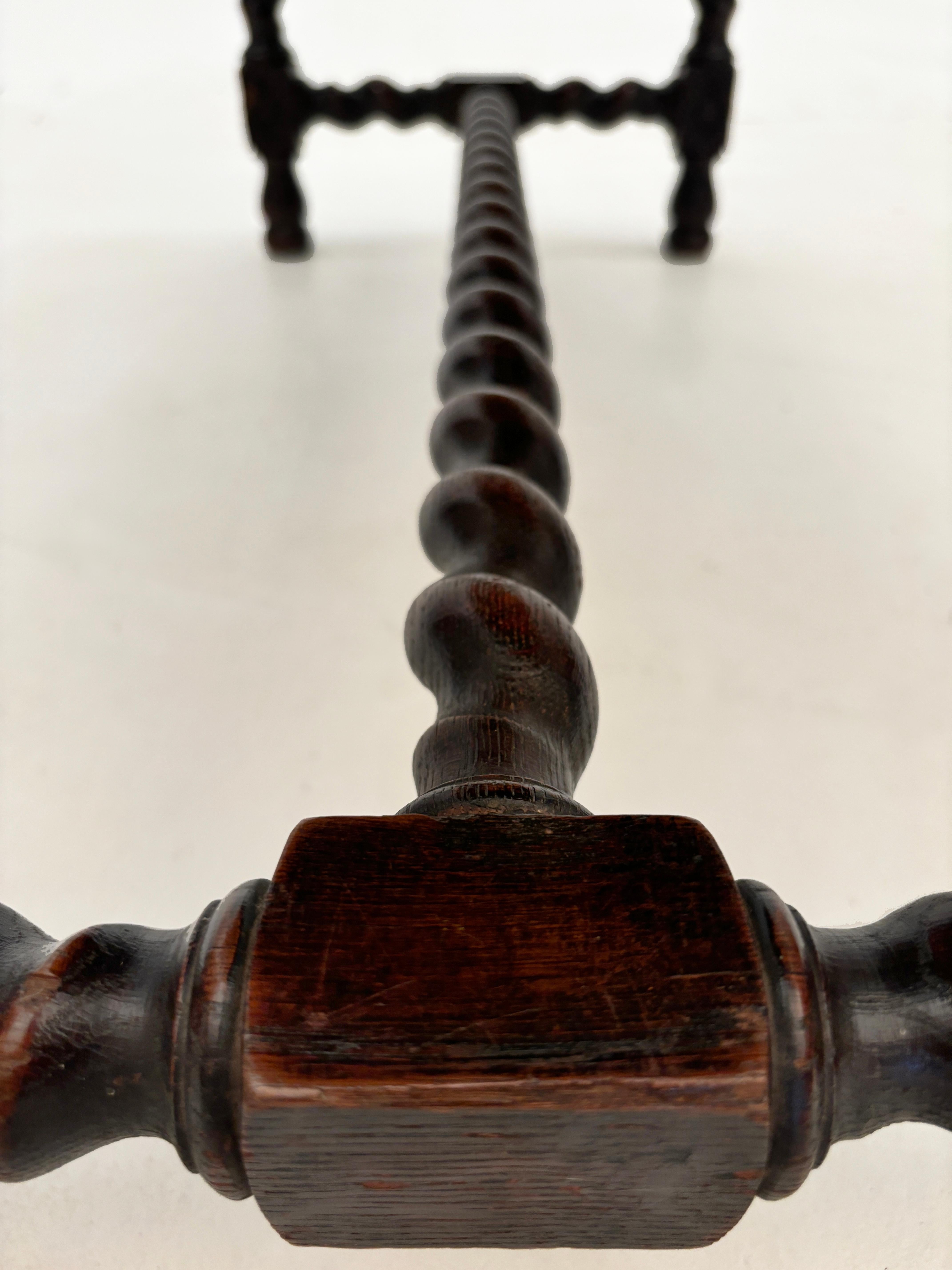 Banc à torsion en chêne anglais de la fin des années 1700 avec sculpture lourde en vente 5